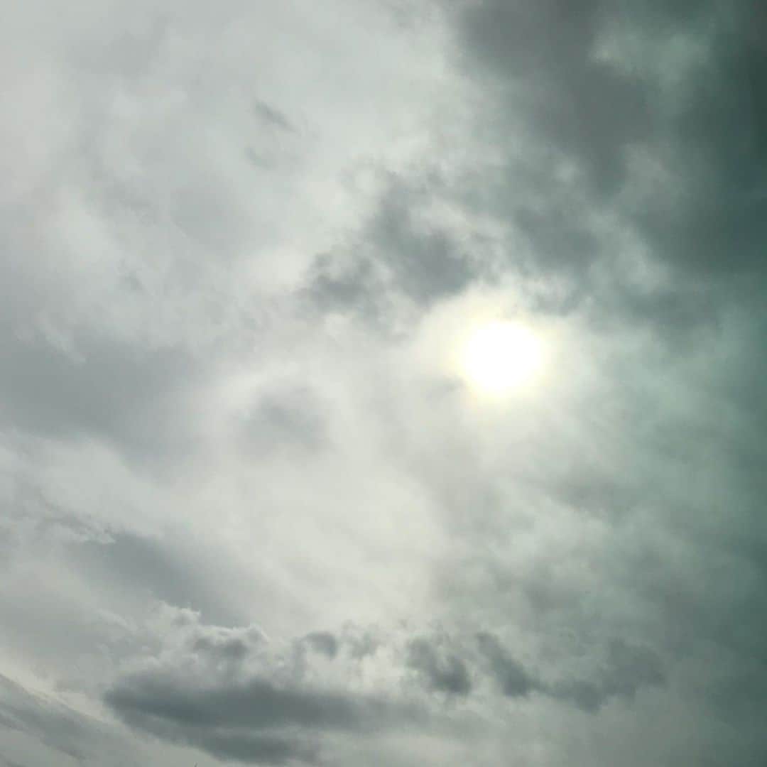谷桃子さんのインスタグラム写真 - (谷桃子Instagram)「雲の中から太陽がこんにちは🤗✨🌸 綺麗な光っ♡♡ #太陽」6月26日 9時04分 - momoko5999