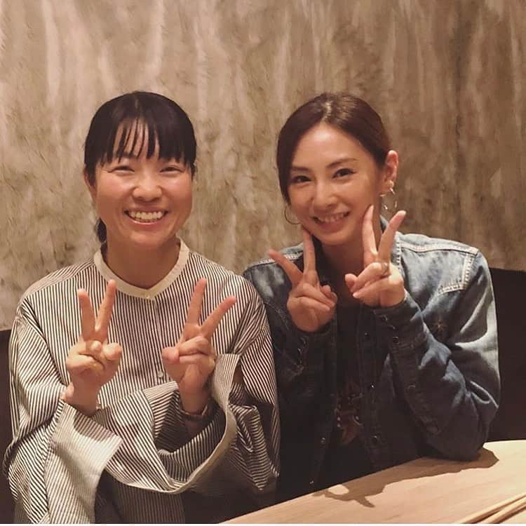 北川景子　ファンアカウントのインスタグラム：「え、やばい。どうしよ。ほんまに可愛すぎる  イモトさんと景子ちゃんのプライベートショット💕﻿ 景子ちゃんロスやったから写真見た瞬間にやけてしまったわ笑😆😍﻿ ﻿ イッテQに景子ちゃんよんでほしい！﻿ それで一緒にロケいってほしい。﻿ ﻿ それが私の密かな願い…。。。﻿ ﻿ #北川景子﻿ #イモトアヤコ﻿ #共演希望﻿ #2ショット﻿ #景子ちゃんファンと繋がりたい﻿ #いつでもDM待ってます」
