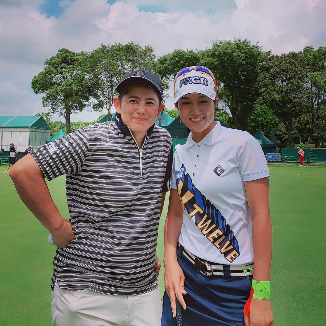 藤本麻子さんのインスタグラム写真 - (藤本麻子Instagram)「アースモンダミンCUP⛳️ 天沼プロと、ハイチーズ📸✨❗️ いつも面倒みてくれたり アドバイスくれたり 優しい優しい先輩です🤗❤️ . . . #三愛石油#Obbli #PRGR#マツモトキヨシ #ユーロックジャパン #v12golf#Nike#タイトリスト」6月26日 9時14分 - aako528