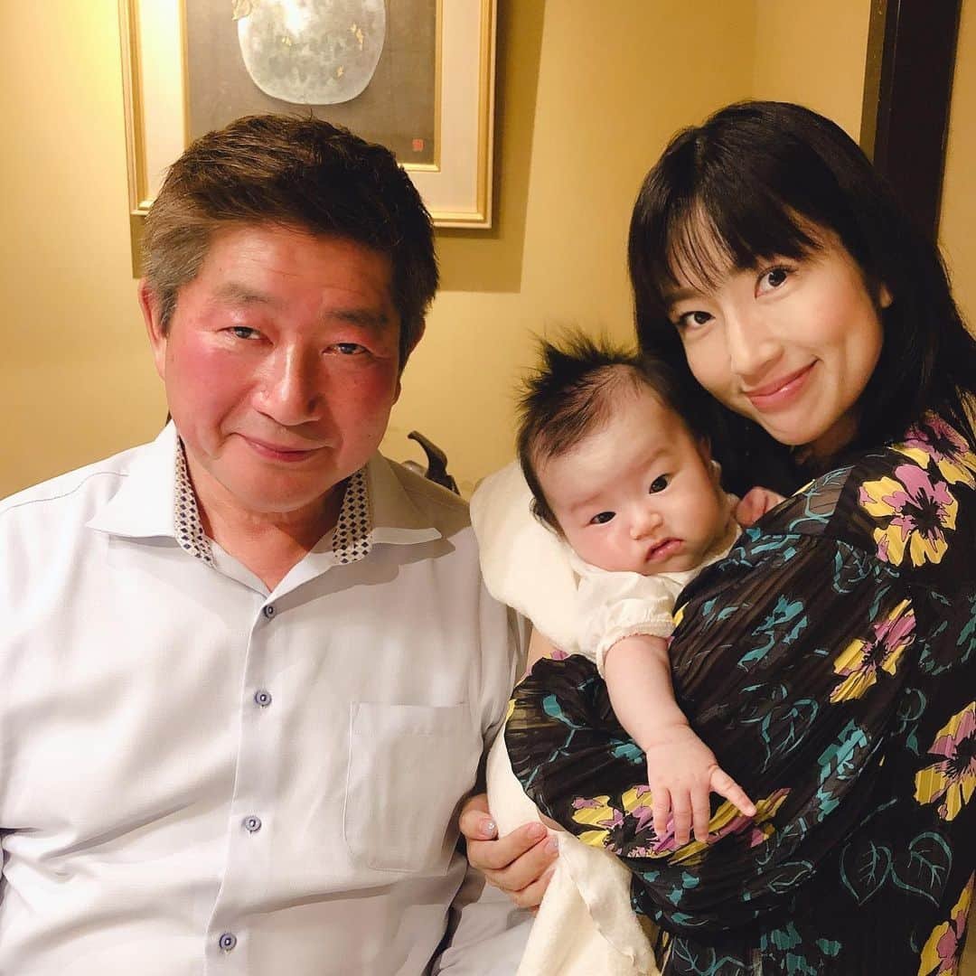 庄司ゆうこさんのインスタグラム写真 - (庄司ゆうこInstagram)「お父さんがももちゃんに会いに来てくれました🤗初お披露目✨✨ 隔世遺伝なのかももちゃんとお父さん、若干似てる！？笑 赤坂のwakiyaは個室の座敷で赤ちゃん用に布団やブランケットも用意してくれて凄く素敵なお店でした(^ ^) 夜はえりなちゃんとエネコ東京へ✨ ここもエンターテイメントあるお店で最初から最後まで凄く楽しめました🤗 #家族写真#おじいちゃん#おばあちゃん#貴重な写真#個室ランチ#座敷#赤坂#wakiya#中華#エネコ東京#フレンチ#出産祝い#ありがとう」6月26日 9時14分 - yuko.shoji