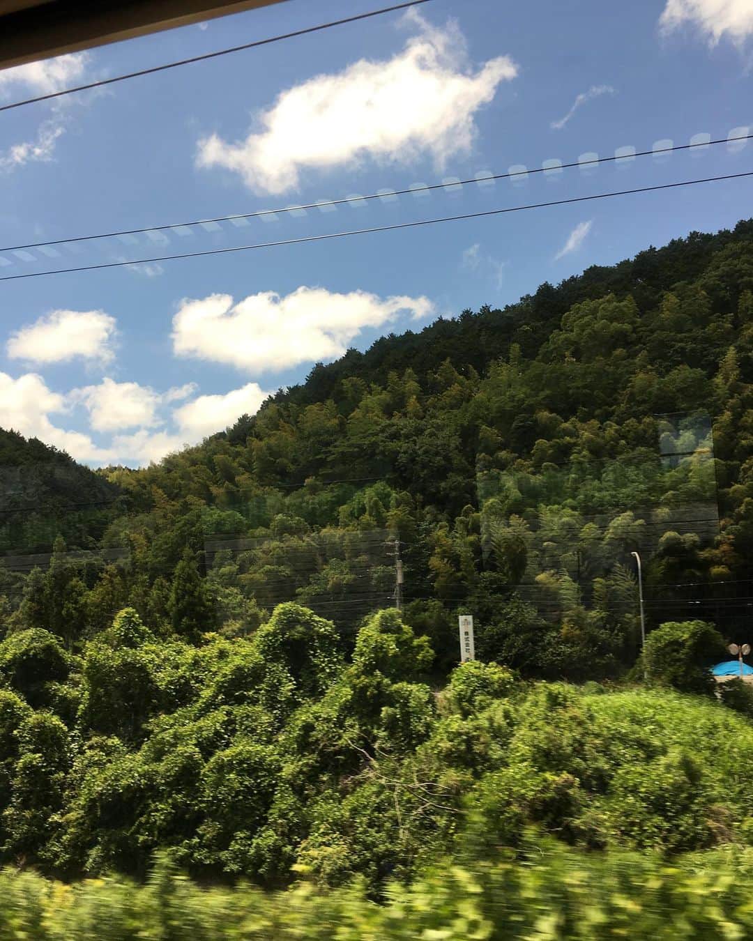春香さんのインスタグラム写真 - (春香Instagram)「電車での移動中の景色^_^ この季節の九州は初めてかもしれません。 色濃く輝く空と木々の緑が美しいです。  #6月の九州 #ソニック #帰省 #思い出」6月26日 9時16分 - haruka__official