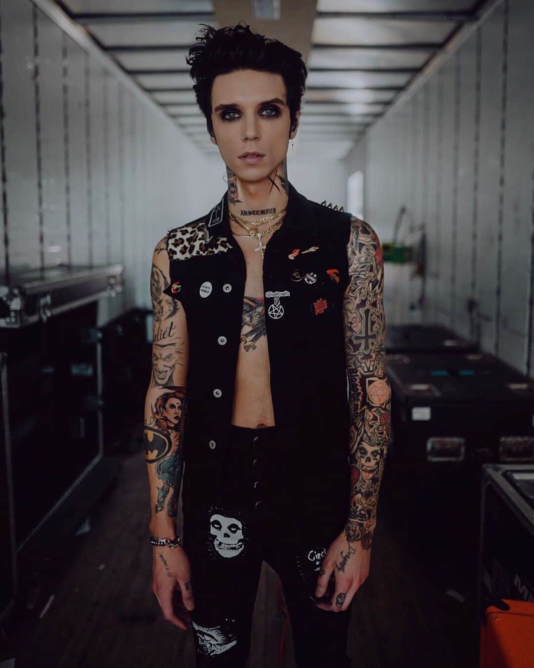 アンディー・ビアーザックのインスタグラム：「Having a blast so far on @rockstardisrupt ! Houston and West Palm Beach were fantastic! Tomorrow we head to Tampa! Seeya there! 📷 : @aaronberkshireofficial in the boiling hot trailer pre show 🆎🖤」
