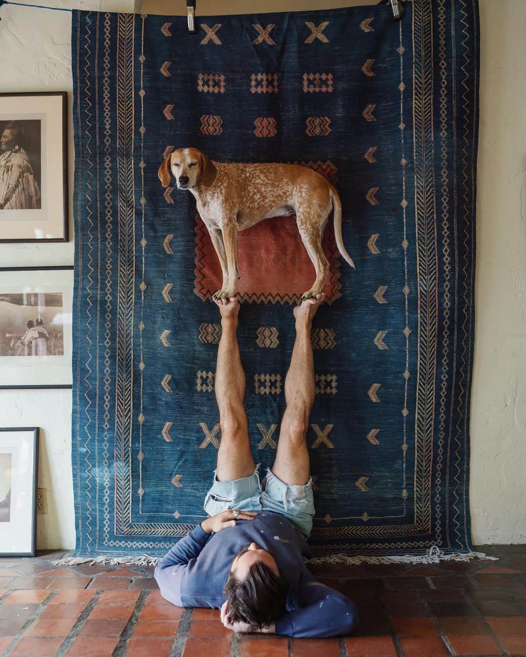 マディのインスタグラム：「My best pal @reallykindofamazing has been on a vintage tear recently and just found this amazing rug! I love it so much. I don’t think he’s letting go of this one but a bunch of his collection is over on his Etsy. ⁣ ⁣ A few of us in the photo world have been feeling slightly burnt out on creating images for the past few, I mean I’ve been at IG for nearly a decade and shooting professionally since 2005! And before that I was a photo major in 2001! Phew. It’s been amazing and wonderful but also exhausting. Even a one degree shift like my pal getting into vintage hunting feels like new life. My heart is deep for photography but I’m on the hunt for that new fire too. I’m thinking it might look like a fly fishing reel ✨」