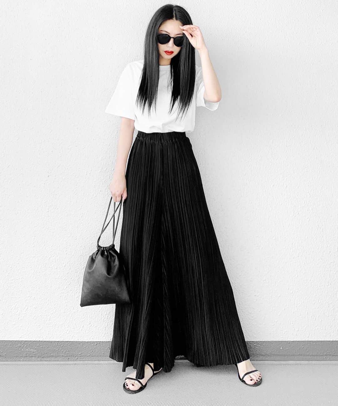 lve_xxxxのインスタグラム：「.﻿ .﻿ @meidy_official ﻿ 新作Teeを一足お先に🖤﻿ ﻿ 〝Find your color〝﻿ バックロゴ好きにはたまらん🤤﻿ ﻿ 2枚目﻿ swip ☞ please﻿ ﻿ 明日6/27(Thu)発売との事です！﻿ 要チェックです🙆‍♀️✧﻿ ﻿ プリーツパンツはスタメンの﻿ @hare_official ﻿ ﻿ サンダルBagは﻿ @lveu.official ﻿ ﻿ サンダル履きやすくて﻿ 朝スポット履けるこのコヘビロテ中﻿ ﻿ 発売中なのでこちらも﻿ チェックしてくださいませ🖤﻿ ﻿ －－－－－－－－－－－－－－－－－－﻿﻿﻿﻿﻿﻿﻿﻿﻿﻿﻿﻿﻿﻿﻿﻿﻿﻿﻿ ﻿﻿﻿﻿﻿﻿﻿﻿﻿﻿﻿﻿﻿﻿﻿﻿﻿﻿﻿ item詳細(ブランド・サイズ等)に﻿﻿﻿ 関しましては﻿﻿﻿﻿﻿﻿﻿﻿﻿﻿﻿【WEAR】を﻿﻿﻿ ご参照くださいませ🙇‍♀️♡﻿﻿﻿﻿﻿﻿﻿﻿﻿﻿﻿﻿﻿﻿ ﻿﻿﻿ WEAR ： lvexxxx ﻿ ﻿﻿﻿ －－－－－－－－－－－－－－－－－－﻿﻿﻿ ﻿﻿」