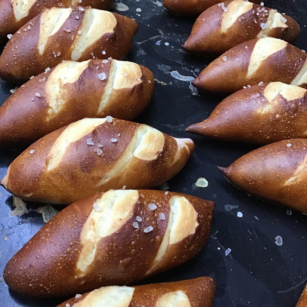 魔女菅原さんのインスタグラム写真 - (魔女菅原Instagram)「ラオゲンベック♪  プレッツェルと同じく、ラオゲン液に漬けて焼き上げるドイツの小型パンですが、卵が入るので生地がやややわらかめです。ウィンナーを挟んでどうぞ。  #ラオゲンベック #自家製天然酵母のパン屋さんカンパーニュ  #魔女菅原  #ドイツのパン」6月26日 9時29分 - hatsuyosugawara
