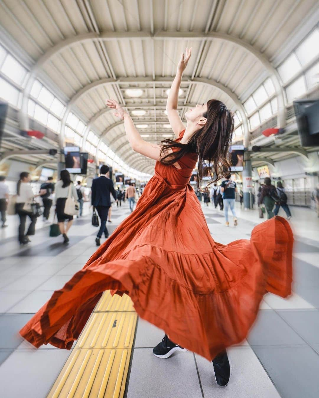 kenta_soyoungさんのインスタグラム写真 - (kenta_soyoungInstagram)「shinagawa dancer. . . . . . . #アイアム広角のネ申 #kozuekawabe  #品川駅  #もーすぐボーナス #何買おうかな #ストロボ買おうかな #旅行も行きたい #結局お金ない . . .model: @kozuekawabe」6月26日 20時37分 - kenta_soyoung