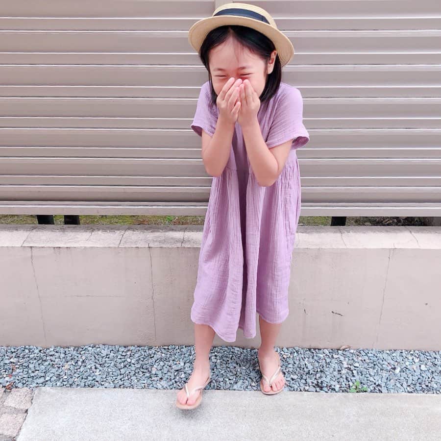 Kikuno Sayumiさんのインスタグラム写真 - (Kikuno SayumiInstagram)「〻pairmanon〻 ・ ・ ・ おソロワンピコーデ𓂃 ・ @pairmanon のパープルワンピ♡♡ガーゼ素材でめちゃくちゃ気持ち良い◎そしてプチプラ。大人用はポケット付き。 ・ ・ @pairmanon のお洋服は親子でおソロを楽しめるブランドで最近よくチェックしてる！ ・ 娘のは¥1800✧*大人用も安くて、おソロで買っても¥5000前後で揃うよ☺︎ ・ ・ ︎︎︎︎☑︎LINE登録で10%offクーポンがもらえる ︎︎︎︎☑︎公式Instagramで日替わりで商品をプレゼント中 ・ ・ 娘は123センチの身長で130を着用してるよ。 ・ ・ この写真撮ってる時、めちゃくちゃ良い笑顔をしてくれた娘。 ・ 秘密は… 4枚目⇒イカを隠し持っている😂 ・ イカを与えればご機嫌な娘なのでした🦑 ・ ・ ・ 👩 onepiece▶ @pairmanon bag▶ @mimiisa_shop piece▶ @m.noripeee bracelet▶ @abask_official ・ 👧 onepiece▶ @pairmanon hat▶ @marlmarl_tokyo shoes▶ @ciaopanictypy ・ ・ ・ #ファッション#コーデ#fashion#ママ#ママコーデ#あおちゃんコーデ #プチプラコーデ#大人カジュアル#大人可愛い#ジユジョ#シンプルコーデ#夏コーデ#マタニティコーデ #親子リンクコーデ #ぷんにー#妊娠9ヶ月 #ママリファッション#ママリ#ユニジョ#mamagirl#令和ベイビー #locari#lucrajp#pairmanon#pr#ペアマノン」6月26日 20時38分 - sayumikikuno