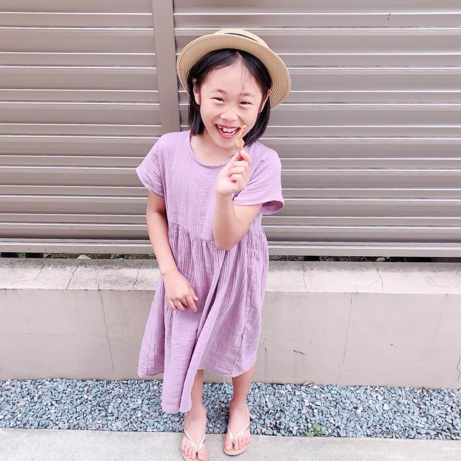 Kikuno Sayumiさんのインスタグラム写真 - (Kikuno SayumiInstagram)「〻pairmanon〻 ・ ・ ・ おソロワンピコーデ𓂃 ・ @pairmanon のパープルワンピ♡♡ガーゼ素材でめちゃくちゃ気持ち良い◎そしてプチプラ。大人用はポケット付き。 ・ ・ @pairmanon のお洋服は親子でおソロを楽しめるブランドで最近よくチェックしてる！ ・ 娘のは¥1800✧*大人用も安くて、おソロで買っても¥5000前後で揃うよ☺︎ ・ ・ ︎︎︎︎☑︎LINE登録で10%offクーポンがもらえる ︎︎︎︎☑︎公式Instagramで日替わりで商品をプレゼント中 ・ ・ 娘は123センチの身長で130を着用してるよ。 ・ ・ この写真撮ってる時、めちゃくちゃ良い笑顔をしてくれた娘。 ・ 秘密は… 4枚目⇒イカを隠し持っている😂 ・ イカを与えればご機嫌な娘なのでした🦑 ・ ・ ・ 👩 onepiece▶ @pairmanon bag▶ @mimiisa_shop piece▶ @m.noripeee bracelet▶ @abask_official ・ 👧 onepiece▶ @pairmanon hat▶ @marlmarl_tokyo shoes▶ @ciaopanictypy ・ ・ ・ #ファッション#コーデ#fashion#ママ#ママコーデ#あおちゃんコーデ #プチプラコーデ#大人カジュアル#大人可愛い#ジユジョ#シンプルコーデ#夏コーデ#マタニティコーデ #親子リンクコーデ #ぷんにー#妊娠9ヶ月 #ママリファッション#ママリ#ユニジョ#mamagirl#令和ベイビー #locari#lucrajp#pairmanon#pr#ペアマノン」6月26日 20時38分 - sayumikikuno