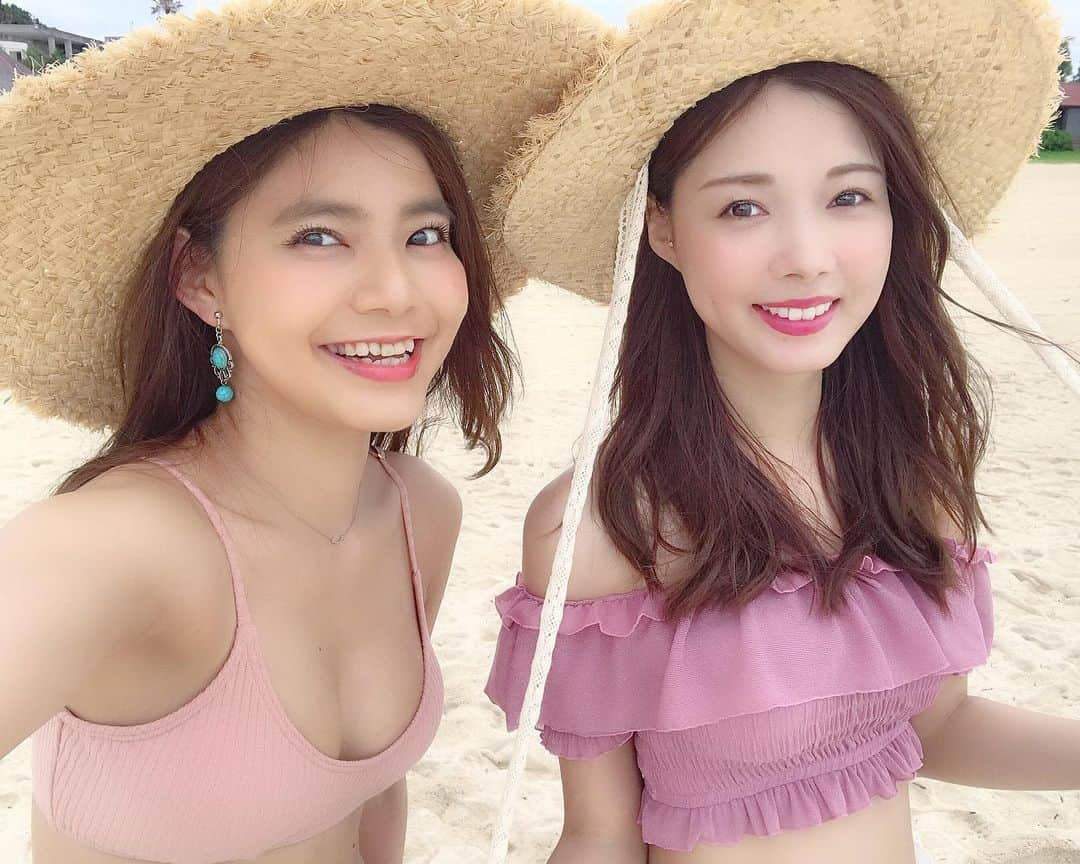 alisaのインスタグラム：「. Wありさで沖縄🏝💕 @arii_m36 . #沖縄 #沖縄旅行 #沖縄女子旅 #okinawa #okinawatrip #オフショルビキニ #オフショル #フリルビキニ #ビキニ #水着 #swimwear #麦わら帽子 #海 #オクマビーチ #ビーチ #砂浜 #国頭村 #タビジョ #南国 #リゾート #🏝」