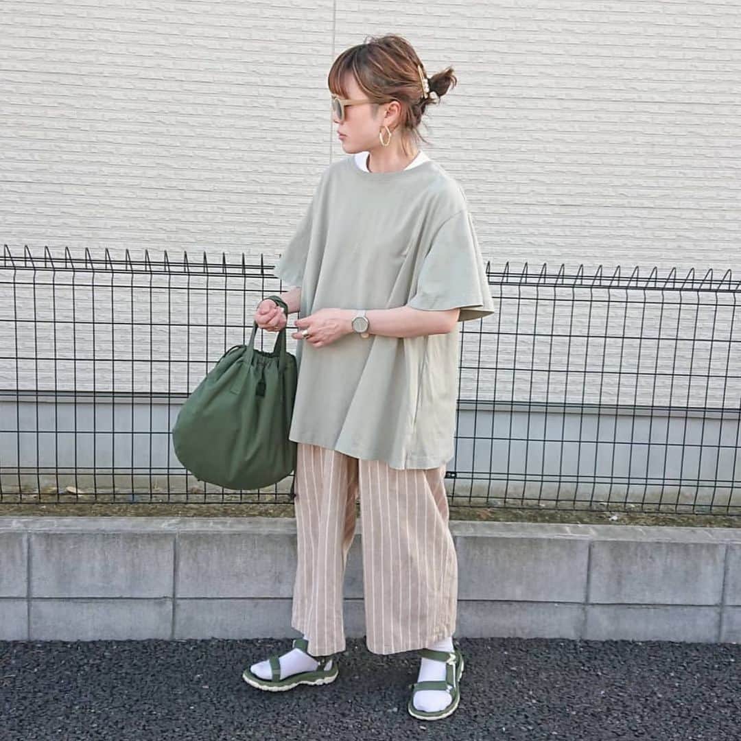 GU(ジーユー) さんのインスタグラム写真 - (GU(ジーユー) Instagram)「オーバーサイズTコーデをPick up！﻿ １枚でトレンドのスタイリングを確立するフレアシルエットのオーバーサイズT✨スモーキーカラーがハンサムテイストながらオーバーサイズの緩み感が女性らしい可愛さもつくってくれる😍GOODです👍Tシャツの色味にあわせた小物使いも素敵ですね👏今年の夏の毎日にサッと着こなせるオーバーサイズTがヘビロテ間違いなし🙌是非、チェックしてみてくださいね💁‍♀️💕﻿ ————————————﻿ ☑︎フレアオーバーサイズT(5分袖)﻿ ¥1,490＋tax（通常価格）﻿ 品番:317005﻿ ————————————﻿ Pick Up Post﻿ @aakoakoo さん、ステキな投稿ありがとうございます😊﻿ #GU #GUstyle #YOURFREEDOM #gu_for_all #GUKorea #GUHK #GUTAIWAN #ジーユー #ジーユーコーデ #GUコーデ #GU新作 #ジユジョ #フレアオーバーサイズT #大人カジュアル #カジュアル #大人女子 #着回しコーデ #シンプルコーデ #夏コーデ #デイリーコーデ #大人コーデ #お出かけコーデ #Tシャツ #オーバーサイズT」6月26日 19時10分 - gu_for_all_