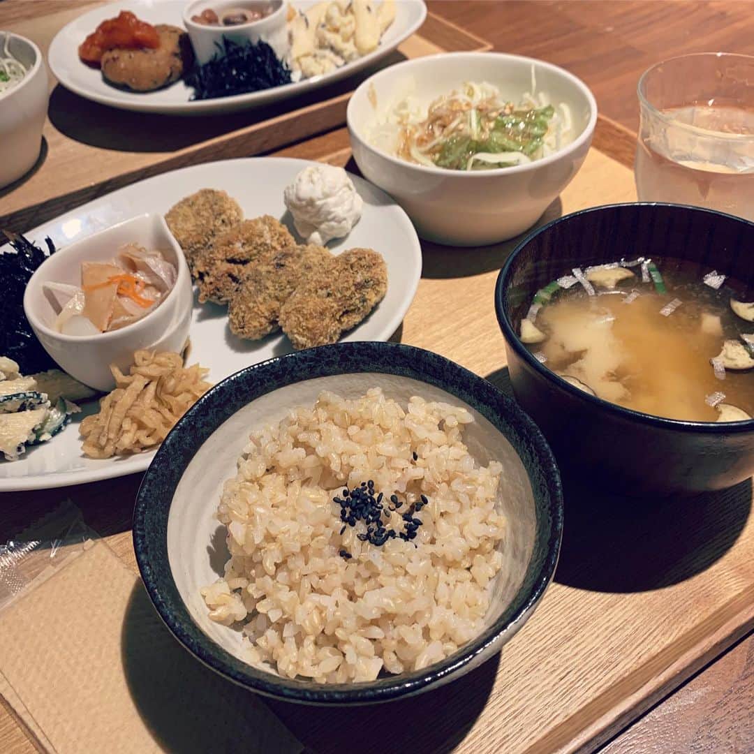 MEGのインスタグラム：「マクロビランチ。山芋のカキフライ風定食。青海苔が入ると牡蠣っぽくなるのだね、なるほど。食べただけだけど、ちょこっとカラダに良い事した感。福岡、またゆっくり滞在したい。」