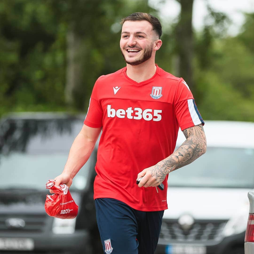 ストーク・シティFCさんのインスタグラム写真 - (ストーク・シティFCInstagram)「⚽️ Looks who's back in training @tomedwards__ looking sharp in the new range #SCFC 🔴⚪」6月26日 19時19分 - stokecity