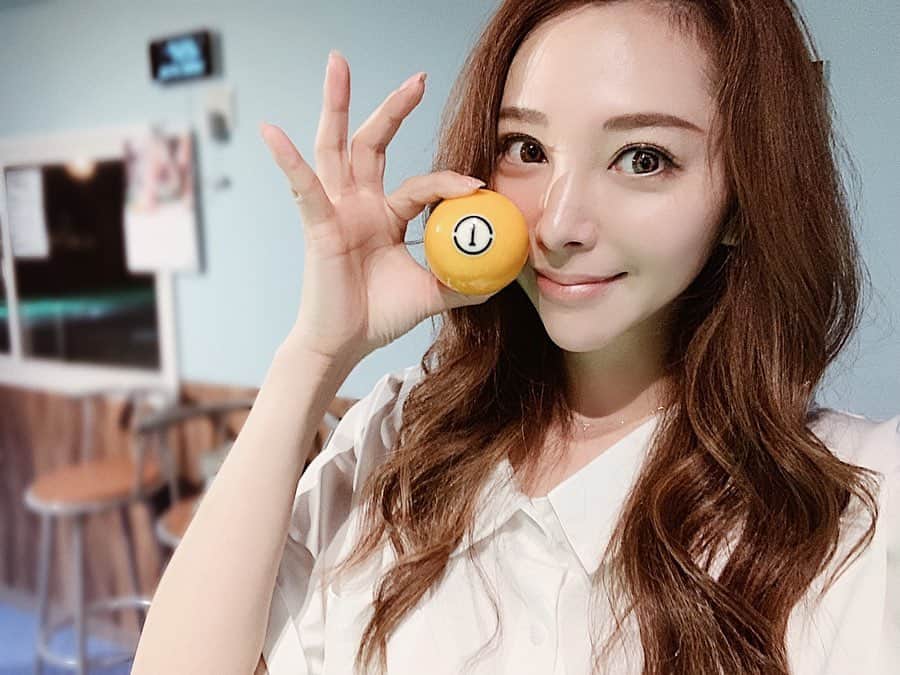 のインスタグラム：「お父さんと夜ご飯に行って、出た所にビリヤードがあったからノリで入って対決（笑）﻿ ﻿ ﻿ ルールがお互い忘れてたから店員さんに聞いた結果、分かり易いエイトボールにした🎱﻿ ﻿ お父さんは単色7個を落とす。私はシマシマを7個落とすの。﻿ ﻿ 自分のボールを全部落とし終わったらやっとエイトボール🎱を打てて、それを落とした方の勝ちの勝負。﻿ ﻿ ﻿ ﻿ お父さんはビリヤードは30年ぶりらしく、私は数年ぶり。﻿ ﻿ 動画は上手い所もあれば、下手くそなのも...w﻿  ブレイクで白が落ちちゃったり🤪 ﻿ ﻿ こう見るとやっぱり親子（笑）﻿ ﻿ 親は冷静、子ははしゃぐw﻿ ﻿ 動画置きっ放しにしてたから、めっちゃ素。。﻿ ﻿ 会話が土佐弁［高知弁］だからトーンが低いよねー﻿ ﻿ 標準語だとトーンが高いけど土佐弁はトーンが低くなるね（笑）﻿ ﻿ ──────────────────────────﻿ #ビリヤード #エイトボール #🎱 #親子 #親子真剣勝負 #久しぶり #親子ビリヤード #billiards #billiards🎱 #難しい#結果はドロー ﻿#オレンジボールがドラゴンボールの悟空にどうしても見えてしまう #お父さん #farther #parents #ビリヤード女子」
