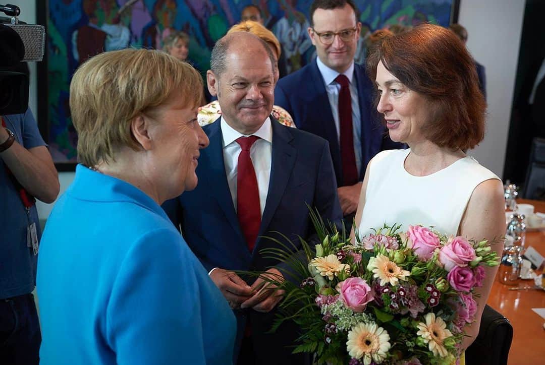 アンゲラ・メルケルさんのインスタグラム写真 - (アンゲラ・メルケルInstagram)「Danke, Katarina Barley! Heute Morgen verabschiedete sich Kanzlerin #Merkel von Justizministerin #Barley, die zum letzten Mal an der Sitzung des Bundeskabinetts teilgenommen hat. Ab Juli ist sie dann Abgeordnete des Europäischen Parlaments. #vielendank @bundesjustizministerium --- Thank you, Katarina Barley! Chancellor Merkel says goodbye to Katarina Barley, Minister of Justice, who attended this morning's session of the federal cabinet for the last time. From July she will be member of the @europeanparliament. #EuropeanParliament #allthebest #eu」6月26日 19時22分 - bundeskanzlerin