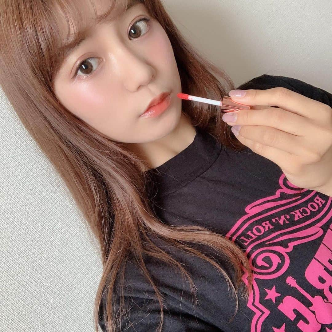 星名美怜さんのインスタグラム写真 - (星名美怜Instagram)「♥♥♥﻿﻿ ㅤㅤㅤ .﻿﻿ ㅤㅤㅤ #mireinocosme﻿﻿ ㅤㅤㅤ ﻿﻿ ㅤㅤㅤ #plumppink メルティリップセラム104 ㅤㅤㅤ ﻿ ㅤㅤㅤ 小さめのサイズ感が持ち運びに便利♥﻿ ㅤㅤㅤ ﻿ ㅤㅤㅤ そして美容液たっぷりのリップで唇ケアもっ！﻿ ㅤㅤㅤ 縦じわ補正、保湿、血色アップなどなどー﻿高機能✨😛﻿ ﻿ ㅤㅤㅤ 好きなリップの上から重ね付けして保湿効果と ツヤ感アップとして最近使ってます！﻿ ㅤㅤㅤ ベトベトしすぎないとこが推せるー。ㅤㅤㅤ ﻿ ㅤㅤㅤ 唇も日焼けするから意外に夏も乾燥ー。保湿大事。 . ㅤㅤㅤ #mireinsta ㅤㅤㅤ ㅤㅤㅤ #プランプリップ #プランプピンク #保湿リップㅤㅤㅤ #リップケア #ツヤ感メイク #今日のメイク #日焼け対策  #コスメレビュー #カバンの中身 #cosmetics ㅤㅤㅤ」6月26日 19時30分 - hoshina_mirei_official