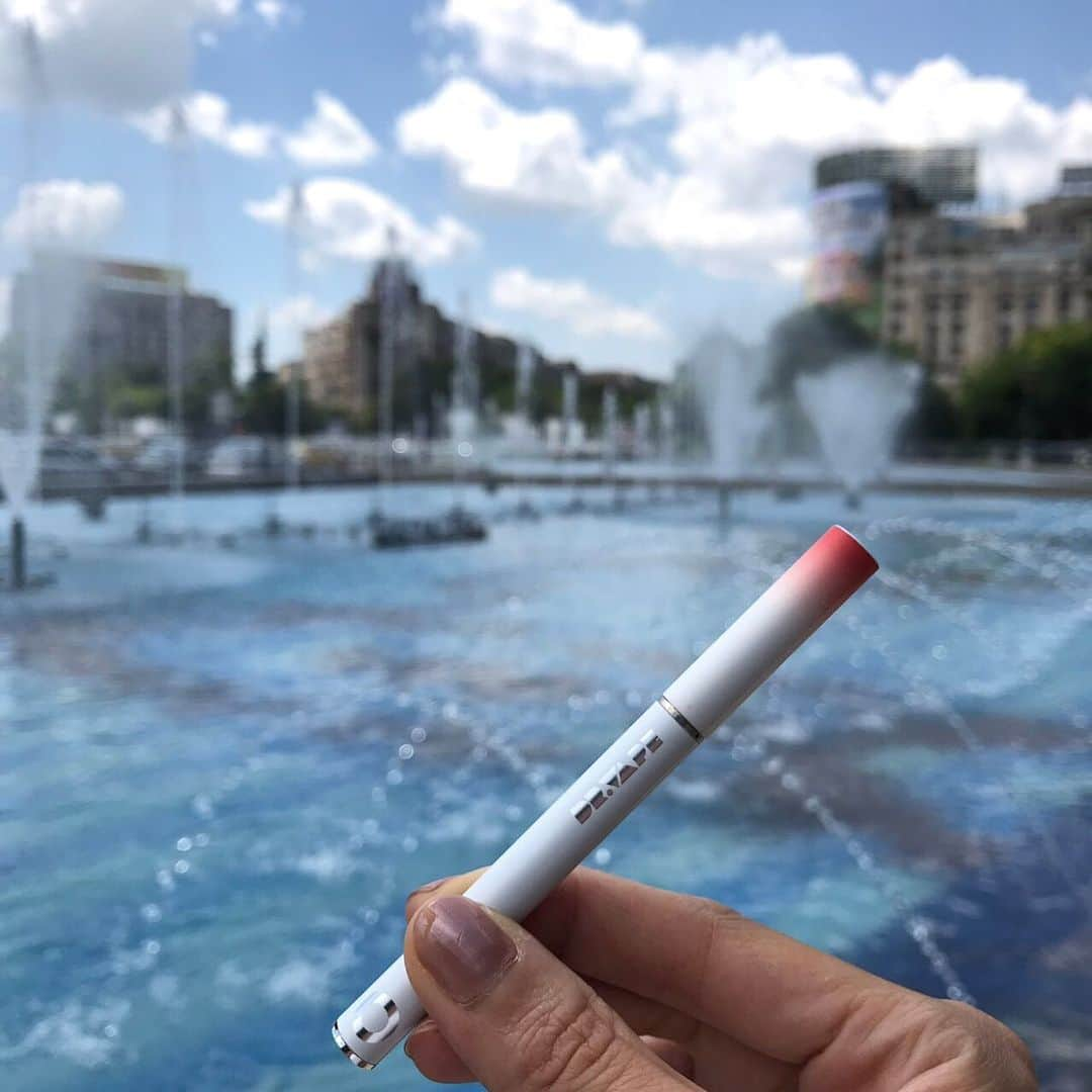 DR.VAPEさんのインスタグラム写真 - (DR.VAPEInstagram)「ルーマニアの首都ブカレスト市内をDR.VAPEと観光🇹🇩 真夏のような暑さで、噴水で一涼み⛲️💦 * * #DRVAPE#VAPE#Bucharest#romania#fountain#travelgram#traveltotheworld#instagood#travel #ドクターベープ#べイプ#ブカレスト#ルーマニア#旅行#噴水#水浴び#猛暑#タビジョ#世界旅行#健康#旅好きな人と繋がりたい#禁煙#禁煙グッズ#タバコ#禁煙したい#旅好き#ヨーロッパ旅行#観光#東ヨーロッパ」6月26日 19時26分 - dr.vape_official