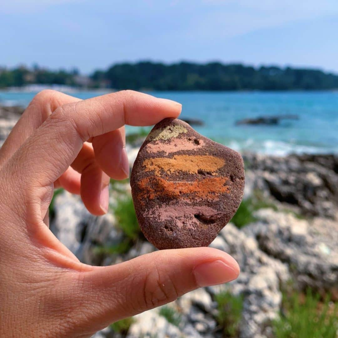 Amata Chittaseneeさんのインスタグラム写真 - (Amata ChittaseneeInstagram)「Shades of Croatia 💛🧡💚 Pastel!! They are so cute ☺️☺️☺️ could not stop myself staring at these stones after kayaking 🤣 The beach in Pula are covered with rocks and stones, mostly are in whites and greys! Found some though! After scratching them on a harder rocks, the colours come out as pastel shade! And the textures are dry and powdery! So different compared to Thailand-where our textures are more pasty and the colours are earthy and rusty! Interesting!! Honestly, I have no idea what I would do with these stones and how we use them? I know for the fact that they are better left where I see them :) it’s just I’m new on a discovery of natural colours and shades, excitingggg 🤣🤣🤣💛🤩 @sporttourism」6月26日 19時26分 - pearypie