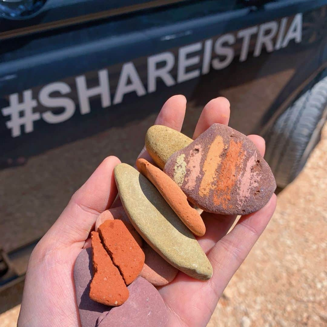 Amata Chittaseneeさんのインスタグラム写真 - (Amata ChittaseneeInstagram)「Shades of Croatia 💛🧡💚 Pastel!! They are so cute ☺️☺️☺️ could not stop myself staring at these stones after kayaking 🤣 The beach in Pula are covered with rocks and stones, mostly are in whites and greys! Found some though! After scratching them on a harder rocks, the colours come out as pastel shade! And the textures are dry and powdery! So different compared to Thailand-where our textures are more pasty and the colours are earthy and rusty! Interesting!! Honestly, I have no idea what I would do with these stones and how we use them? I know for the fact that they are better left where I see them :) it’s just I’m new on a discovery of natural colours and shades, excitingggg 🤣🤣🤣💛🤩 @sporttourism」6月26日 19時26分 - pearypie