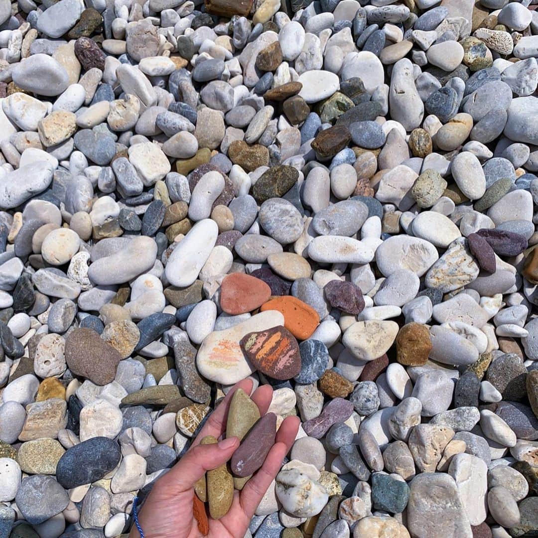 Amata Chittaseneeさんのインスタグラム写真 - (Amata ChittaseneeInstagram)「Shades of Croatia 💛🧡💚 Pastel!! They are so cute ☺️☺️☺️ could not stop myself staring at these stones after kayaking 🤣 The beach in Pula are covered with rocks and stones, mostly are in whites and greys! Found some though! After scratching them on a harder rocks, the colours come out as pastel shade! And the textures are dry and powdery! So different compared to Thailand-where our textures are more pasty and the colours are earthy and rusty! Interesting!! Honestly, I have no idea what I would do with these stones and how we use them? I know for the fact that they are better left where I see them :) it’s just I’m new on a discovery of natural colours and shades, excitingggg 🤣🤣🤣💛🤩 @sporttourism」6月26日 19時26分 - pearypie