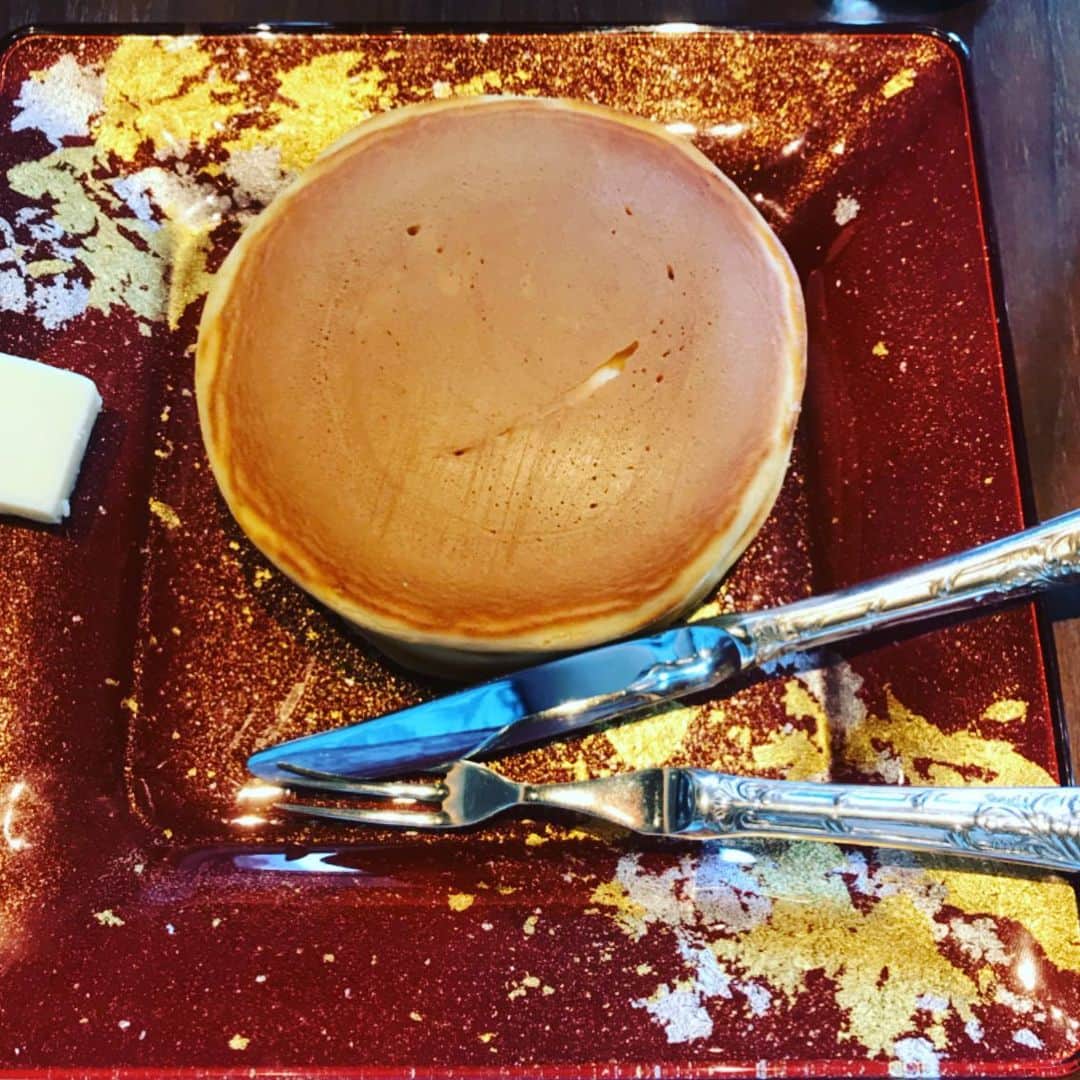 藤森香衣さんのインスタグラム写真 - (藤森香衣Instagram)「懐かしい感じのカフェにて。  石井さん @miyuuki_ishii と、 久しぶりに近況報告 & 打ち合わせ。  石井さんの会社「T-PEC(ティーペック株式会社)」さん の話が、あまりにも素晴らし過ぎ、 これから、一緒に何か出来ることを話し、 ワクワクする。  石井さんは、私に会いたかったと言ってくれたが、 私も石井さんのインスタが大好きなので、会えて嬉しい💕  気づいたら3時間半💦  プレゼントも頂いたけど、またそれは別でupします。  #blue #cafe #ginza #tokyo #breastcancer #cancersurvivor #カフェ というか #珈琲店 #コーヒー #銀座  #丸福珈琲店 #東急プラザ銀座 #ブルー #夏っぽい  #パンケーキ  #ワクワク #企画中 #npo法人シーリボンズ  #モデル #乳がん #乳がんサバイバー」6月26日 19時28分 - kaefujimori