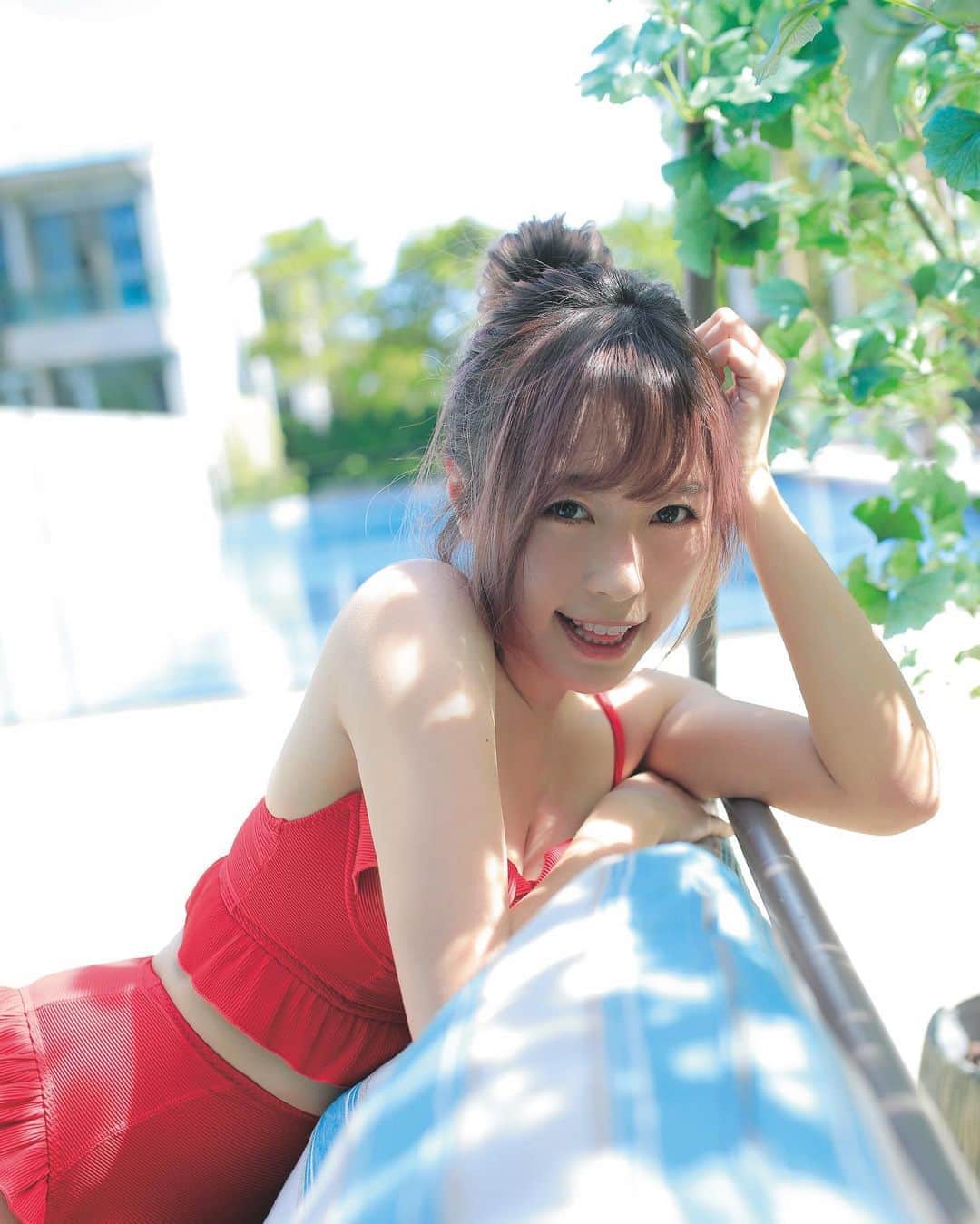 Miss Hunnyのインスタグラム：「昨晚很多人跟我說， 喜歡《有種同居》、 在這齣微電影中看到我製作影片進步了等鼓勵的說話， 是的，這些年我的確很努力在求進步， 但回頭想想， 其實自己做過的一些年少輕狂的事， 也相當之「了不起」， 例如跳唱夏日熱辣辣…… 偶爾夜闌人靜的時候， 我都會唱兩嘴， 有人會以為是我不想再做這樣的事情， 但實情是， 我就算想做也辦不到…… 夏天來了， 我還是拍拍照打打卡就算， 謝謝 @peachjohn_hk  #私圖」