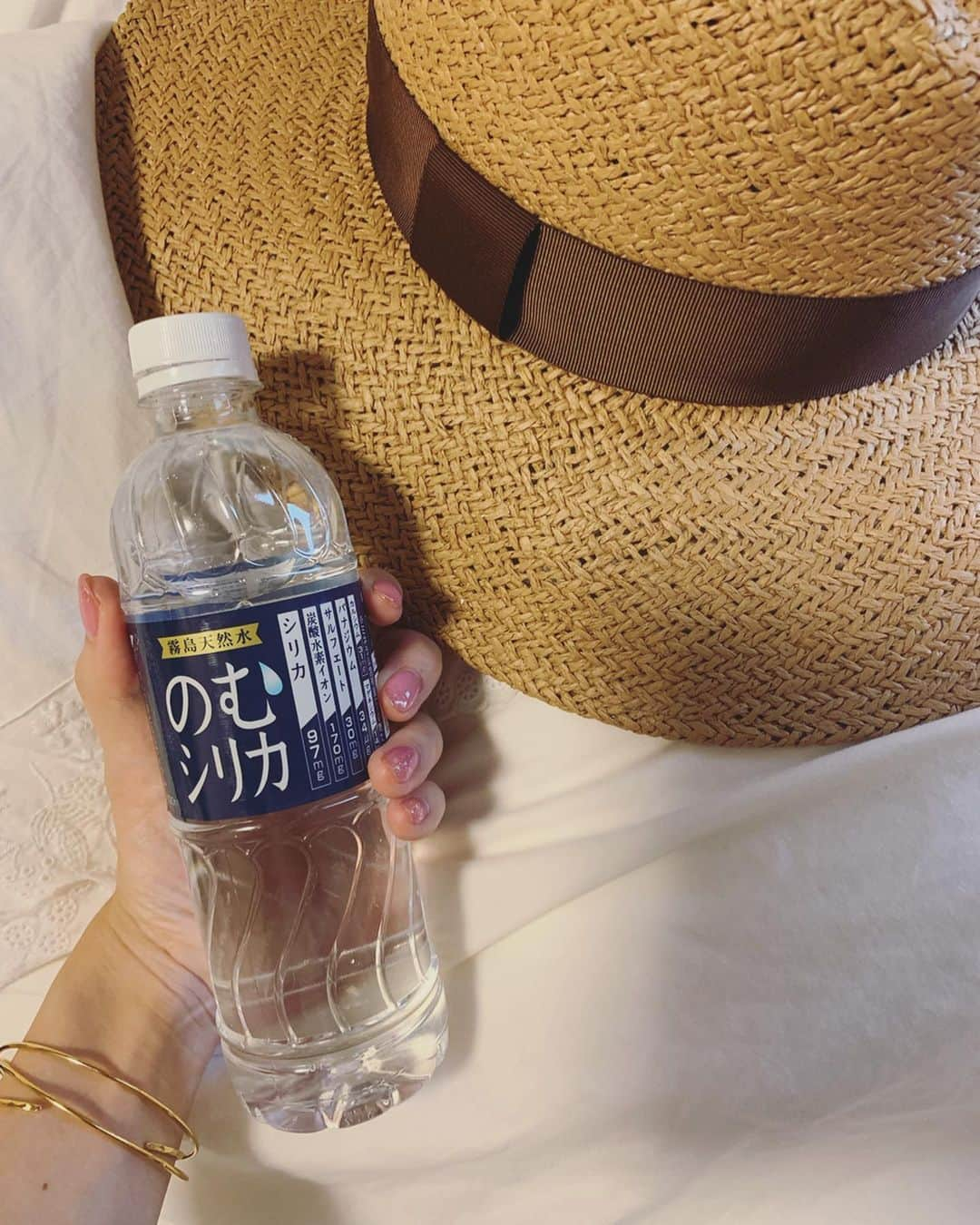 石井里奈さんのインスタグラム写真 - (石井里奈Instagram)「こんばんは😊💕✨ . 夏に向けてトレーニング投稿多めの今日この頃🏋️‍♂️🏋️‍♂️💕 . applegym恵比寿店でトレーニング☀️ . 美尻になるべく、ブルガリアンスクワット🤭✨辛かったけど、汗かいて気持ちよかった〜🥰✨ . 運動すると本当喉乾くしお水は必須😘 吸収率もよいのです🥰 . なので、ヨガや運動するときは、シリカ水を継続しています💕😆✨ . 水を変えるだけで、体質改善だったり、美容につながるので、@コスメで一位なのも納得🙆‍♀️❤️ . 朝起きて一番にお水を飲むとよいってよくいうけど、そのお水をシリカ水にしてから、その日1日が、健康と美容にいいことしてるなって思えちゃうんだよね😆🤭❤️ふふふ . シリカ水は中硬水なんだけど、もともと硬水が苦手だった私でもごくごく飲めちゃう🙆‍♀️❤️ . 夏でたくさんお水を飲む季節だからこそ体と美容にいいことお水からはじめてみましょ🏋️‍♂️💕 . 今日もお疲れ様でした🥺💕 . @nomusilica_official  #シリカ #シリカ水 #のむシリカ #水 #ヨガ #yoga #ヨガインストラクター #ヨガ女子 #ジム #gym #パーソナルトレーニング #トレーニング #スクワット #筋トレ #ダイエット #diet #美容 #beauty #ビューティー #happy #ボディメイク #筋肉 #デトックス #ストレス発散 #ドリンク #water #アットコスメ #ヨガウェア #fitness #fitnessgirl」6月26日 19時37分 - ri7tin1025