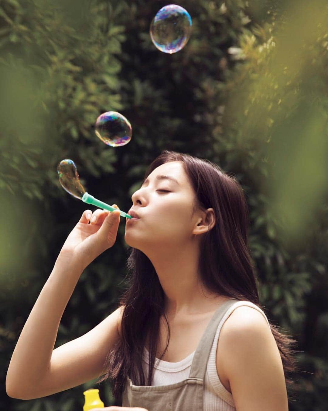 週刊少年マガジンのインスタグラム：「発売中の週刊少年マガジン 30号に  #新木優子さん！﻿ この夏の話題作 #トイ・ストーリー4 吹き替え版では、声優にも初挑戦した大人気女優がマガジンの巻頭グラビアに初登場！ ﻿ ﻿ 撮影 /  倉本GORI﻿ スタイリング / 高野夏季﻿ ヘアメイク / 中山友恵（ThreePEACE）﻿ デザイン / 坂上和也 (banjo)﻿」