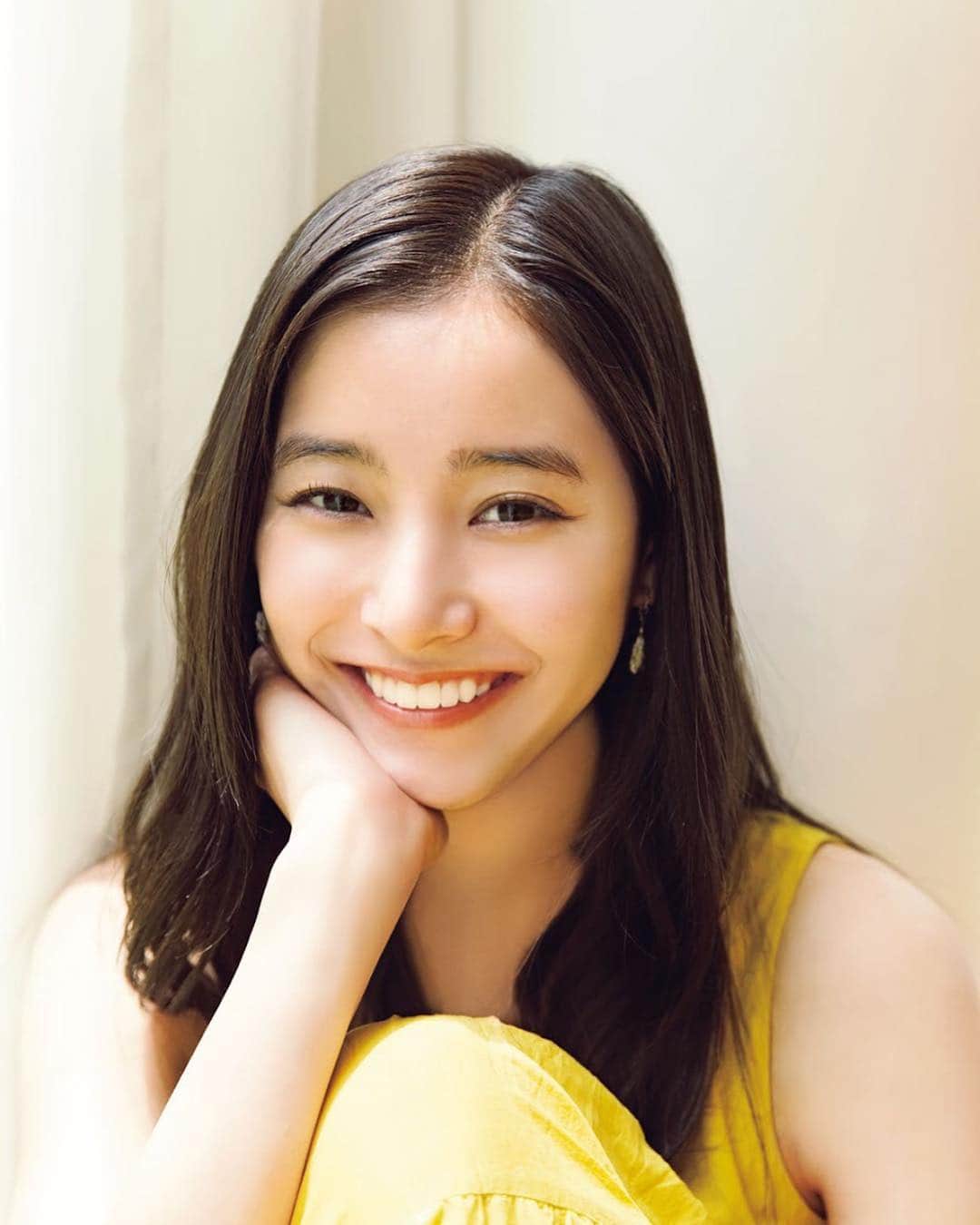 週刊少年マガジンのインスタグラム：「発売中の週刊少年マガジン 30号に  #新木優子さん！﻿ この夏の話題作 #トイ・ストーリー4 吹き替え版では、声優にも初挑戦した大人気女優がマガジンの巻頭グラビアに初登場！ ﻿ ﻿ 撮影 /  倉本GORI﻿ スタイリング / 高野夏季﻿ ヘアメイク / 中山友恵（ThreePEACE）﻿ デザイン / 坂上和也 (banjo)﻿」