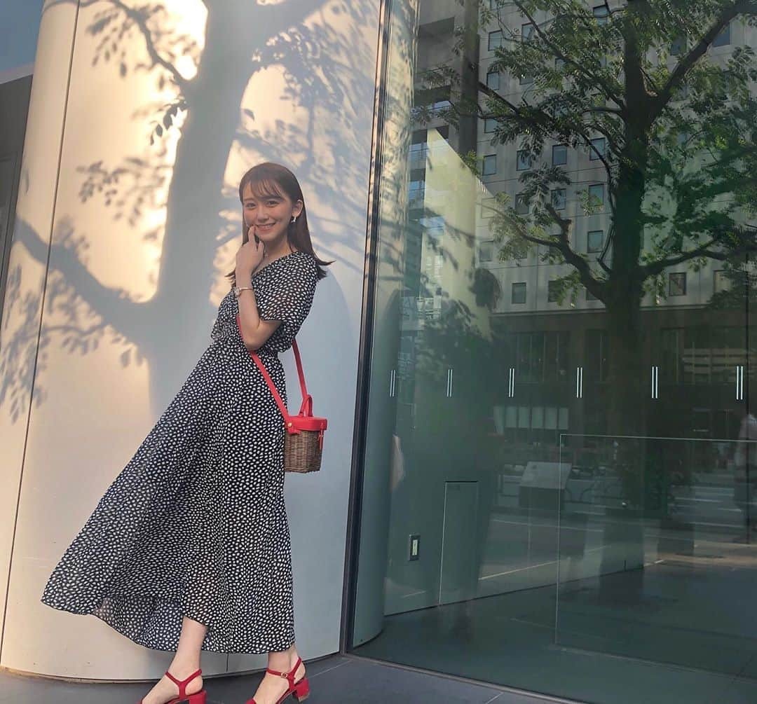 小嶋真子さんのインスタグラム写真 - (小嶋真子Instagram)「久しぶりの私服🌼 赤を差し色にするのが最近のブームです🍒 夏も冬も赤が大好き💌 バックも靴もファンの方からのプレゼントなのですが みんなが私の好みをわかりすぎていて 本当に助かっています🥺❤︎ 大切に使っています☀︎ありがとうございます💐 . 今日はhaluhiroineのpop-upや冬物、サンプル確認等 打ち合わせをたんまりとしてきました❤︎ 冬物はまずニットから取り掛かっていて 既に可愛いので、もう秋も冬も楽しみです☕️♪ 夏すら来ていないのに...🐳🍃笑 . そして、トートや巾着、ポーチなど 第2弾の商品たちのご予約も皆さまお忘れなく💌! 前回より受注期間が短いのでお気を付けてください💐」6月26日 19時31分 - makochan_2525