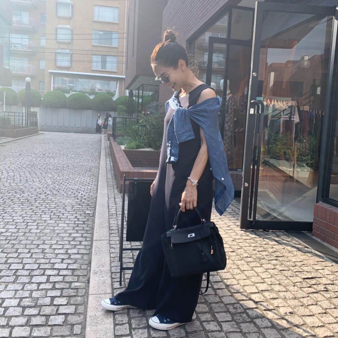 亀恭子のインスタグラム：「NAVYのオールインワン、 NAVYのスニーカー、 つられてブルーシャツ、 . . . 気持ち良い夏日でしたね^ ^ ノースリーブで丁度良かった。 . . @tomorrowland_jp とのダブルネームのNAVY コンバースは、 インソールのブルーがこれまた可愛い❤︎ . . . 展示会最中の @sachiko__kurihara  写真が上手いのでつい頼んでしまう。 Thank u❤︎ . . today's… #fashion #ootd #kkstyle #tokyo #kamescloset #allinone #deuxiemeclasse #shirt #madisonblue #bag #hermes #shoes #converse ×#tomorrowland #sunnyday #summerday」