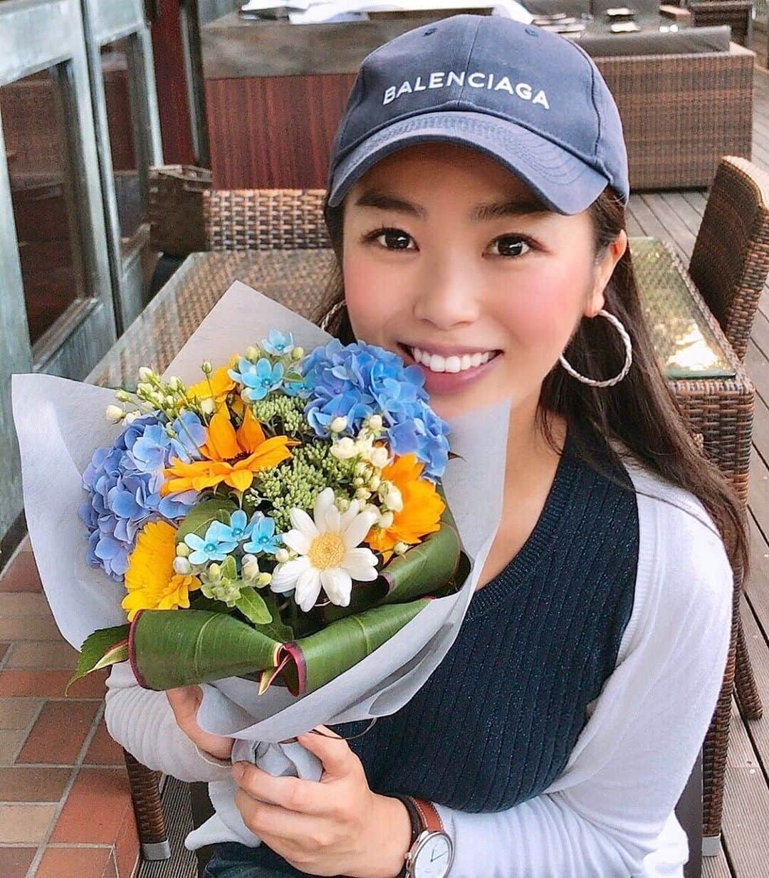 田中沙百合のインスタグラム：「💐大感謝💐 令和初めてのお誕生日を6月21日（夏至の日）に迎えました🎂💐たくさんの方々からお祝いして頂き本当に感謝の気持ちでいっぱいです。本当にありがとうございます。これからも元気に明るく座右の銘である「則天去私」のように私らしく頑張りますので応援よろしくお願いします。ps, 毎日お誕生日だったらいいなぁ〜笑😂🎂💐💕💕絶賛プレゼントは引き続き募集してます笑笑☺️🎂🙆‍♀️💓💓 #お誕生日 #6月21日 #夏至の日 #お誕生日おめでとう #令和 #プレゼント #サプライズ #花束 #disneyland #温泉旅行 #shopping #balenciaga #alladin #群馬 #草津温泉 #life #lifestyle #happybirthdaytome #happybirthday #happytime #happiness #happybirthdaylove #present #bigsmile #bigsurprise #田中沙百合 #likeforlikes #ミス日本酒 #剣道 #likeforlikes #日本酒」