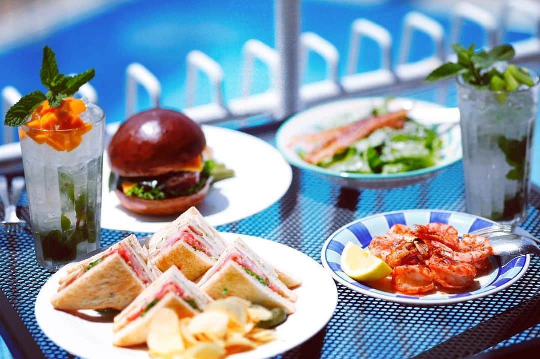 ホテル ニューオータニさんのインスタグラム写真 - (ホテル ニューオータニInstagram)「Hotel New Otani Tokyo’s GARDEN POOL will be open during this summer season!(July 6-September 8) At Pool Side Restaurant OUTRIGGER, savor a delicious meal and cocktail in a relaxed setting overlooking the pool. 夏はもうすぐそこ。ホテルニューオータニでは7/6よりガーデンプールがオープン！2階のプールサイドダイニング「OUTRIGGER」では今年から新メニューも多数登場いたします。 #ガーデンプール #プール #プールサイド #テラス #プール開き #ハンバーガー #カクテル #赤坂 #ホテルニューオータニ #gardenpool #pool #outdoorpool #summerseason #hamburger #cocktail #poolside #luxurypool #tokyo #akasaka #forbestravelguide #SummerStars @hotelnewotanitokyo」6月26日 19時34分 - hotelnewotanitokyo