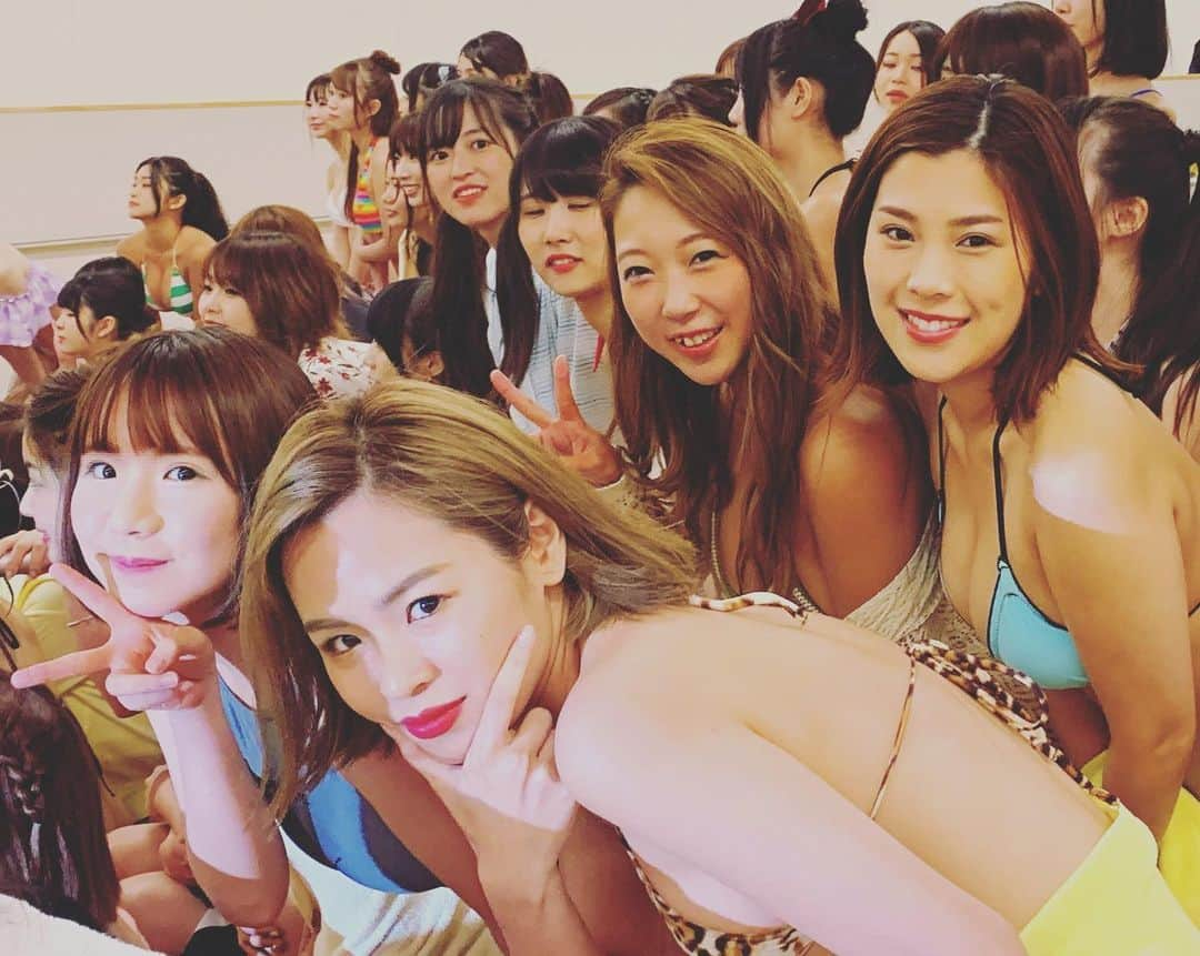 あさいあみさんのインスタグラム写真 - (あさいあみInstagram)「一気に100人の水着の女の子に会えるなんてなんて贅沢な時間だったんだろww ジワジワと凄いな〜っと実感する🤔🤔🤔 たぶん来てくれた人たちもそう思ってると思う🤔🤔🤔 今夜21時から7/5の #ZOOM撮影会 の受付開始しまーす！🤗 会いに来てくだパイ🤗💕💕💕 #あさいあみ #内田瑞穂 #駒井まち #蒼井まや #グラビア #グラドル #プール撮影会 #ホリエモン100人のグラビア美女撮影会 #撮影会」6月26日 19時35分 - asai_ami