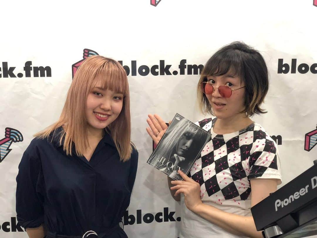 のインスタグラム：「‪その歌声にすっかり虜…‬ ‪遂に会えました！‬ ‪今日は沖縄在住19歳、Nazさんと収録でした🏖‬ ‪スタジオライブで生歌に鳥肌。。‬ ‪6月28日金曜20時〜21時‬ ‪#blockfm‬ ‪shibuya OIRAN warm up radio by #カワムラユキ ‬」