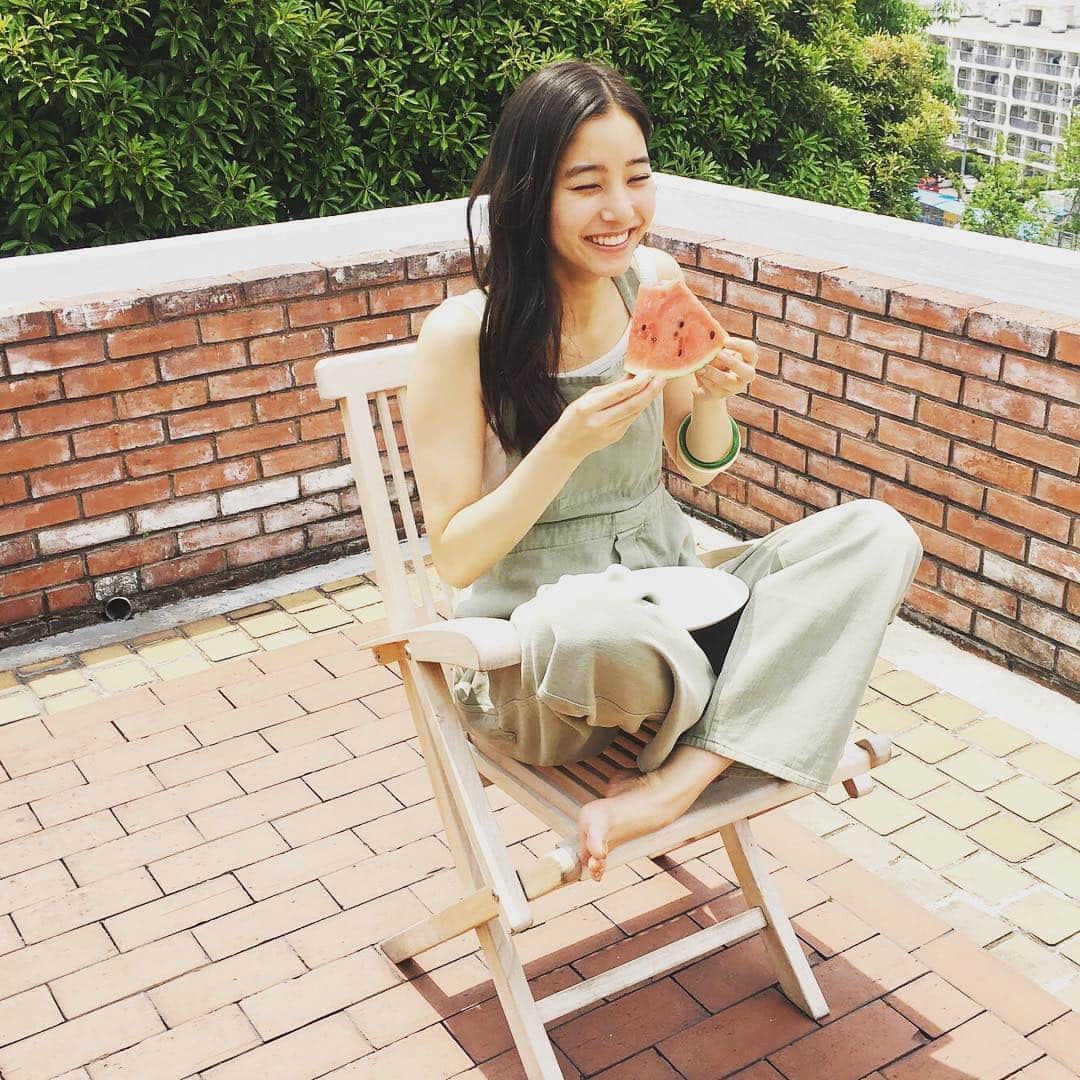 週刊少年マガジンのインスタグラム：「発売中の週刊少年マガジン 30号に  #新木優子さん！﻿ この夏の話題作 #トイ・ストーリー4 吹き替え版では、声優にも初挑戦した大人気女優がマガジンの巻頭グラビアに初登場！ ﻿ ﻿ 撮影 /  倉本GORI﻿ スタイリング / 高野夏季﻿ ヘアメイク / 中山友恵（ThreePEACE）﻿ デザイン / 坂上和也 (banjo)﻿ ﻿ ﻿ #Instagram限定 #オフショット #レアショット」