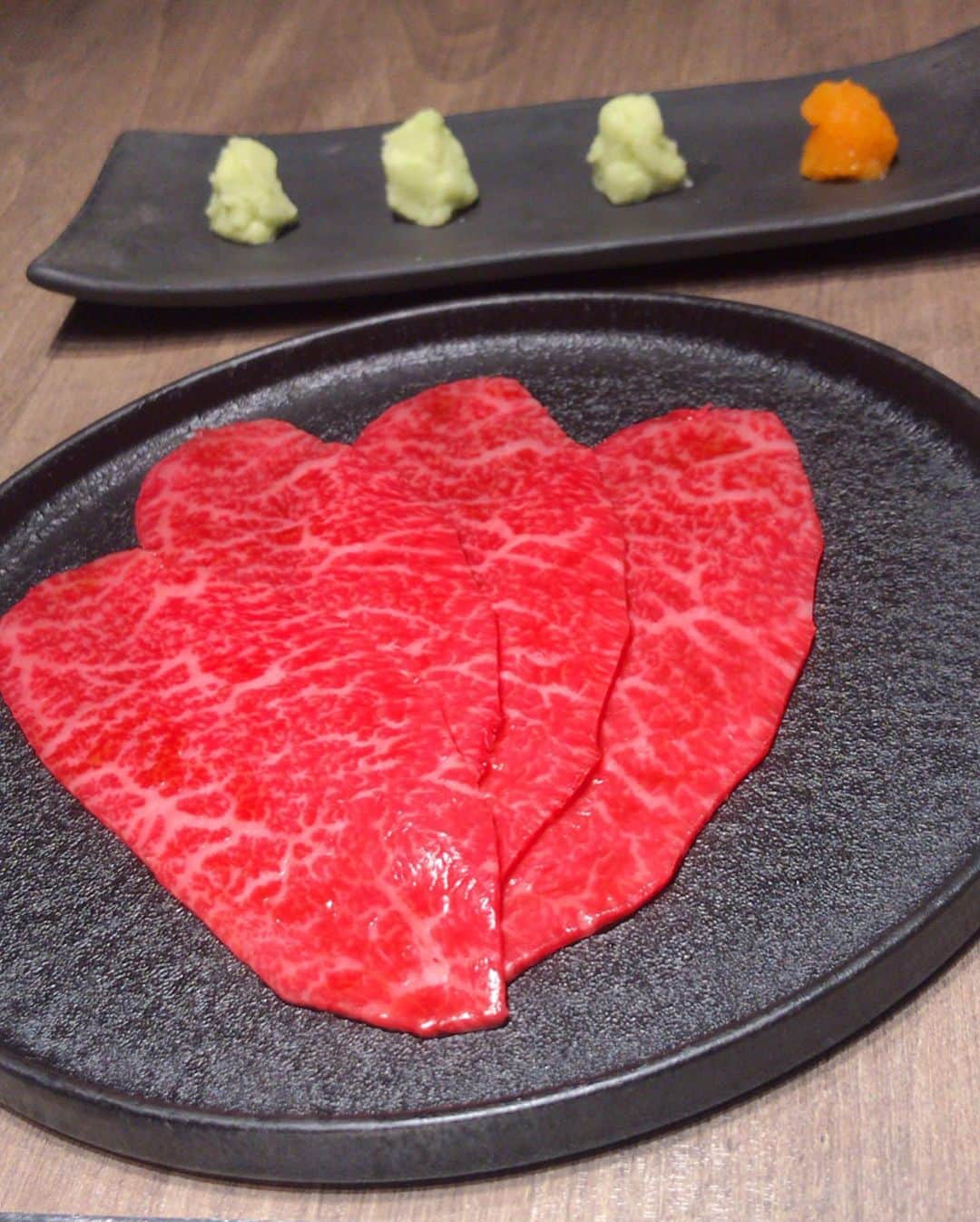 真優川咲さんのインスタグラム写真 - (真優川咲Instagram)「#🍽#🥩#🐂#👅#🥚✨ #スワイプしてね 💋 . 💗💗りなちゃん＆双子ちゃんと💗💗 #ushigorosginza に行ってきたよ💋 #美味しすぎる#ご馳走 を食しながら .. みんな自由気ままで 📱💭💕 w とっても平和な会でした 🌸♬︎ 🤤幸✨ .  あの【 @ushigoro_yakiniku 】 #うしごろ 系列の中でも 1番の #最高級店 "と言われてるだけあって 店内は #焼肉屋 さんとは思えない#高級感 🤤💗💗 ((#全室個室 なのも個人的には 最高point👏🏻💯✨)) . #お料理 も#お肉 はもちろん 🥩✨ 薬味、お塩、お醤油までもが こだわり抜かれた食材ばかりで 終始 みんなで魅了されっぱなし.. w🥰❤️ 今まで行った焼肉史上 Ｎｏ.1 の #ハイクオリティ 焼肉屋さんでした👏🏻💖 . . そして ストーリーでも反響多かったこのコース内容ですが💫 店長さんのご好意で まだ#メニューにない #特別コース を提供して頂き..🤭 (︎︎︎︎︎︎☑︎コース内容は フワイプ最後︎︎︎︎ ) . ✳ #裏メニュー 🤫✳ ♥#特別トリュフコース ♥として 通常 倍近くはするであろう内容を.. 1人2万円で提供してくれることになりました 👏🏻❤️💫✨ この機会にぜひ 💖 . #記念日 や#ご褒美 に.. #大切な人と行きたいお店 🍽😘✨ #デート #女子会 #グルメ #肉食す系女子 #うしごろs銀座 ℡0332891129📞💋」6月26日 19時40分 - saki_411