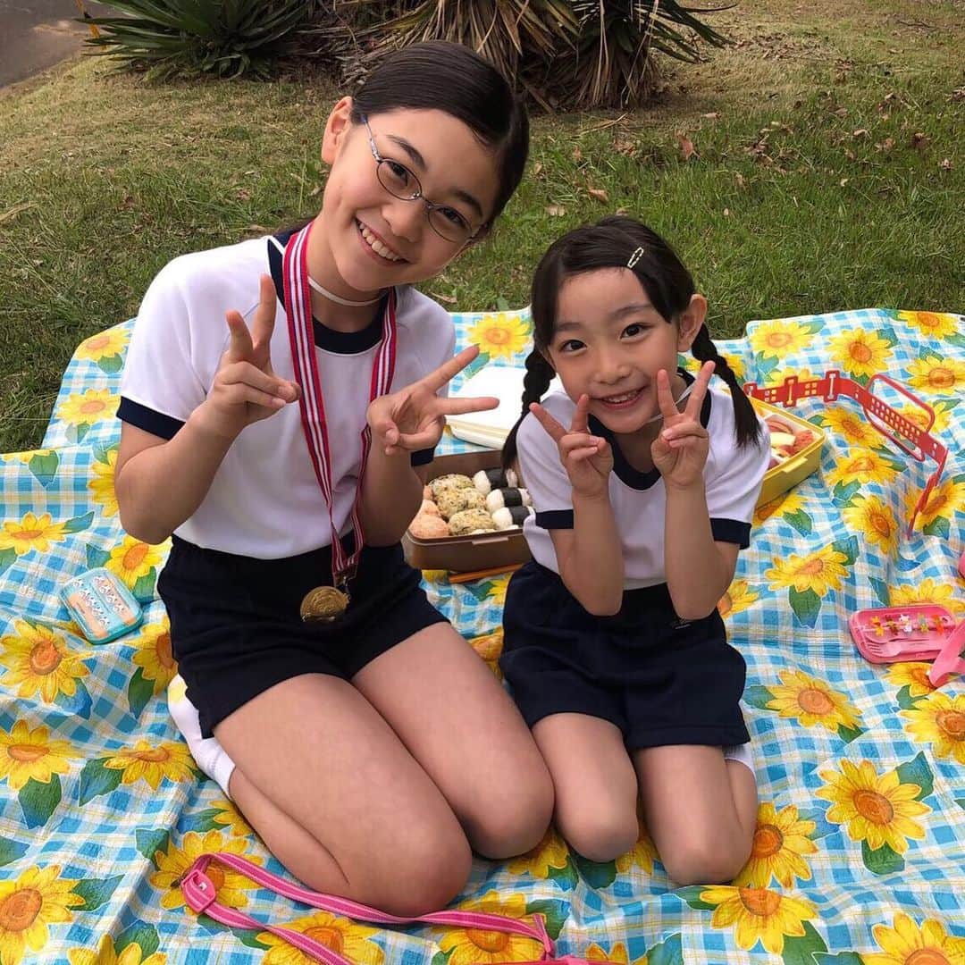日本テレビ「偽装不倫」さんのインスタグラム写真 - (日本テレビ「偽装不倫」Instagram)「‪鐘子(#杏)&葉子(#仲間由紀恵)姉妹の子供時代 ＠運動会﻿ 小さいころから運動も得意だった葉子はメダルをゲット🏅メダルはないけど笑、楽しそうな鐘子🎵﻿ #子供のころから美人姉妹﻿ #運動会 #思い出﻿ #偽装不倫 #東村アキコ﻿ #日テレ #水ドラ﻿ #YLAB #LINEマンガ #文藝春秋﻿ ﻿ 【公式HP】﻿ https://www.ntv.co.jp/gisouhurin/」6月26日 19時41分 - gisou_ntv