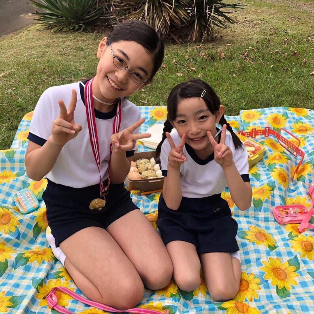 日本テレビ「偽装不倫」さんのインスタグラム写真 - (日本テレビ「偽装不倫」Instagram)「‪鐘子(#杏)&葉子(#仲間由紀恵)姉妹の子供時代 ＠運動会﻿ 小さいころから運動も得意だった葉子はメダルをゲット🏅メダルはないけど笑、楽しそうな鐘子🎵﻿ #子供のころから美人姉妹﻿ #運動会 #思い出﻿ #偽装不倫 #東村アキコ﻿ #日テレ #水ドラ﻿ #YLAB #LINEマンガ #文藝春秋﻿ ﻿ 【公式HP】﻿ https://www.ntv.co.jp/gisouhurin/」6月26日 19時41分 - gisou_ntv