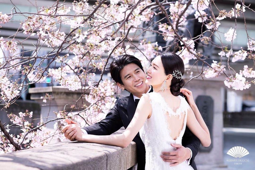 Mandarin Oriental, Tokyoさんのインスタグラム写真 - (Mandarin Oriental, TokyoInstagram)「【Weddings by Mandarin Oriental, Tokyo】 ふたりのはじまりは、日本橋から。 五街道の起点・日本橋は、新郎新婦の門出にふさわしい場所。街には「日本橋」「三井本館」「日本銀行」「日本橋三越本店」など、国の重要文化財と老舗が軒を連ねます。ウエディング by マンダリン オリエンタル は、歴史と文化が息づく伝統の街・日本橋を舞台に、ふたりの最上の一日を叶えます。  7月15日（月・祝）にはプレミアムウエディングフェアを開催！ 料理の試食はもちろん、フラワーコーディネートされた会場の見学、360度のビデオウォールを使用した映像上映、個別相談会など、ウエディング by マンダリン オリエンタル 東京を余すところなく体験いただけるフェアとなっております。この機会にぜひご体験ください。  ウエディングフェアの詳細、ご予約はこちら:  @motyo_wedding  #MandarinOrientalTokyo #MOtokyo #MOTYOwedding #WeddingsByMO #マンダリンオリエンタル東京 #ウエディングbyマンダリンオリエンタル #ウェディング #ウェディングドレス #ウェディングフォト #ホテルウェディング #wedding #weddingdress #Weddingphotography #三井本館 #日本橋 #Nihonbashi #ブライダルフェア #プレ花嫁 #会場探し #会場選び #Bridal #Bridalfair #花嫁 #重要文化財 #披露宴 #weddingparty #weddingday #結婚式準備 #結婚式 #weddinginspiration」6月26日 19時41分 - mo_tokyo