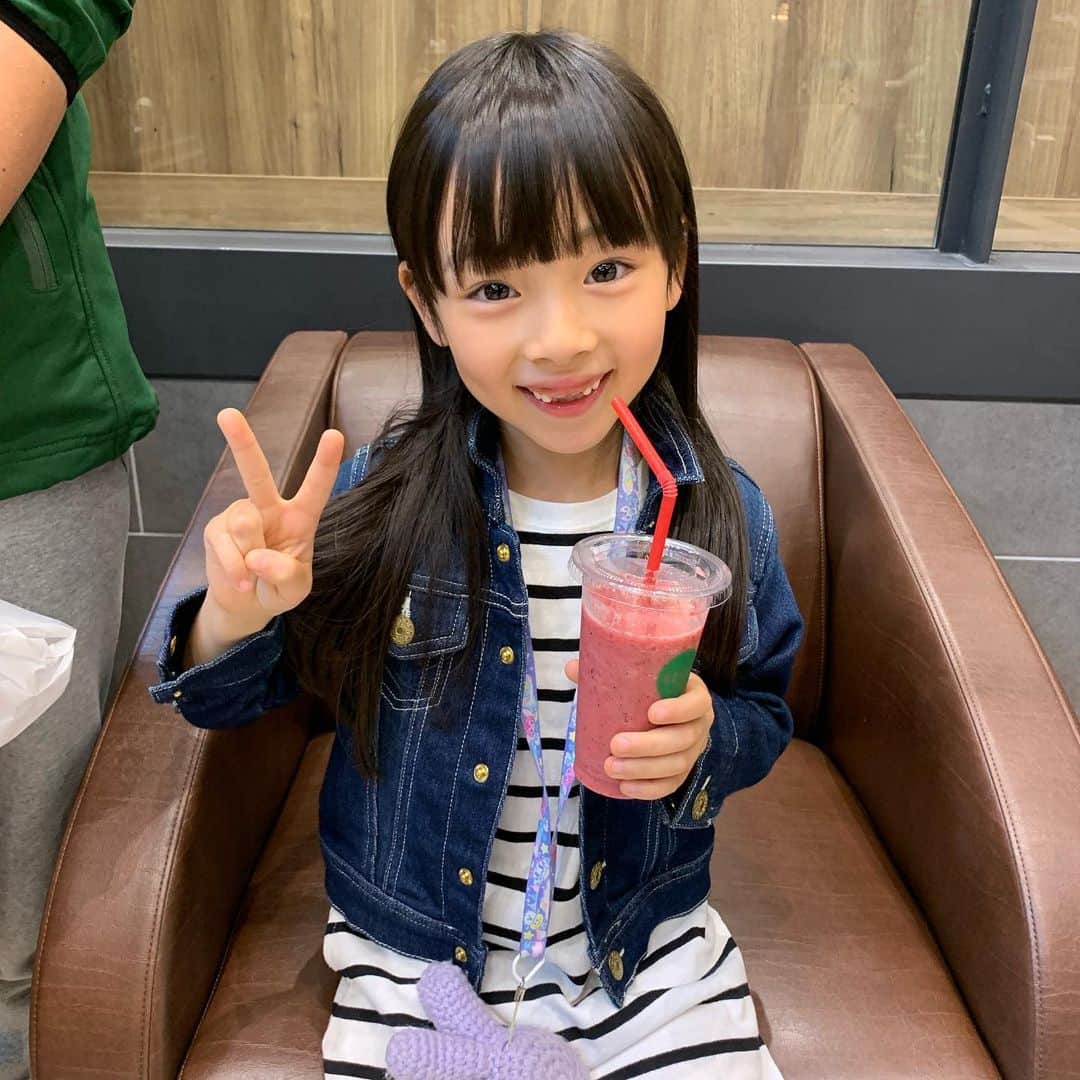 Akiさんのインスタグラム写真 - (AkiInstagram)「6/26 ・ #ジュースを飲む時目が見開いちゃう人と繋がりたい 👁 ・ ミックスベリーなんとかっていう ジュースがとても美味しかったようで 目ギンギンに見開きながら完飲🍹 ・ ・ 娘がジュースを選ぶ基準は ベリー系 とにかく見た目かわいい系 ・ とりあえずイチゴとかベリー系は 間違いなくかわいいと思っているらしい☺️🍓 #女子っぽい #いや女子か ・ ・ もっと時間がかかると思っていた前歯が すでにだいぶ生えてきてて 歯抜け顔期間もあと少しかな☺️🦷 ・ ・ ・」6月26日 19時42分 - mas_0504