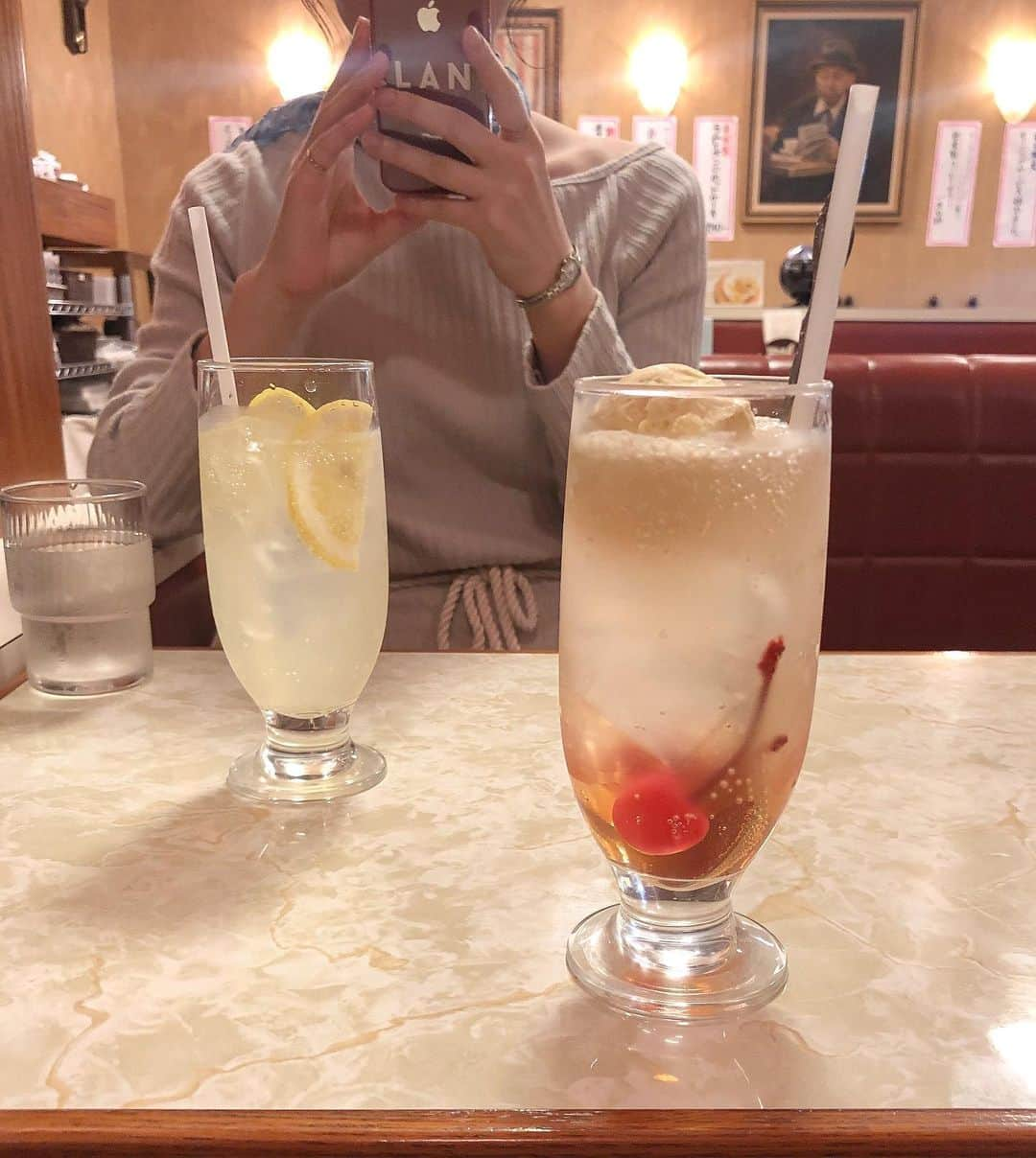 工藤はるかさんのインスタグラム写真 - (工藤はるかInstagram)「ㅤㅤㅤㅤㅤㅤㅤㅤㅤㅤㅤㅤㅤ さっちゃんと銀座をぶらり🍹 ㅤㅤㅤㅤㅤㅤㅤㅤㅤㅤㅤㅤㅤ 桃(たぶん)のクリームソーダは 初めて飲んだけどメロンよりすきだった🍑 ㅤㅤㅤㅤㅤㅤㅤㅤㅤㅤㅤㅤㅤ 写真の加工よく聞かれますが 無料アプリのLightroom、Photoshopをよく使います 素の写真によって数値は変わるので ニュアンスでしか伝えられない.. ㅤㅤㅤㅤㅤㅤㅤㅤㅤㅤㅤㅤㅤ これはLightroomで、2枚目が元の写真。 色がすこし淡くなってるのと、 モヤっとしてるのを少しくっきりさせた感じ。 詳しい加工の方法は画面録画したので ストーリーに載せよっと( ◜࿀◝ ) ㅤㅤㅤㅤㅤㅤㅤㅤㅤㅤㅤㅤㅤ #ライトルーム #AdobePartner #クリームソーダ #喫茶店 #harぐるめ ㅤㅤㅤㅤㅤㅤㅤㅤㅤㅤㅤㅤㅤ」6月26日 19時43分 - har_326