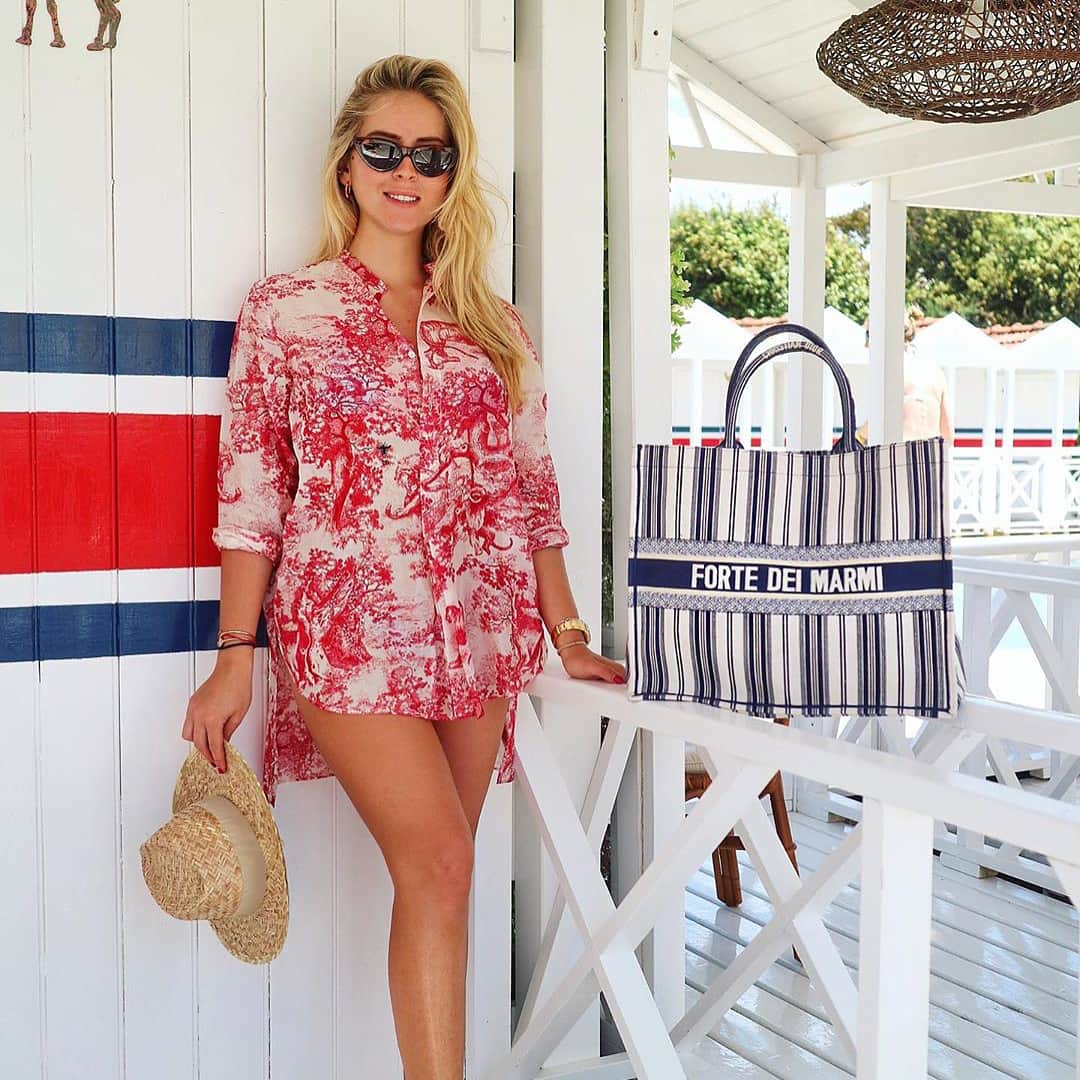 Blonde Saladさんのインスタグラム写真 - (Blonde SaladInstagram)「WHAT DOES A CELEB WEAR AT THE SEASIDE?🐚Here all the inspo you’ll need to make the beach your next runway🌊Who’s your fav? #theblondesalad #beachwear #fashion #trend #apparel #elsahosk #valentinaferragni #veronicaferraro #neginmirsalehi #leoniehanne #brittanyxavier #sincerelyjules」6月26日 19時54分 - theblondesalad