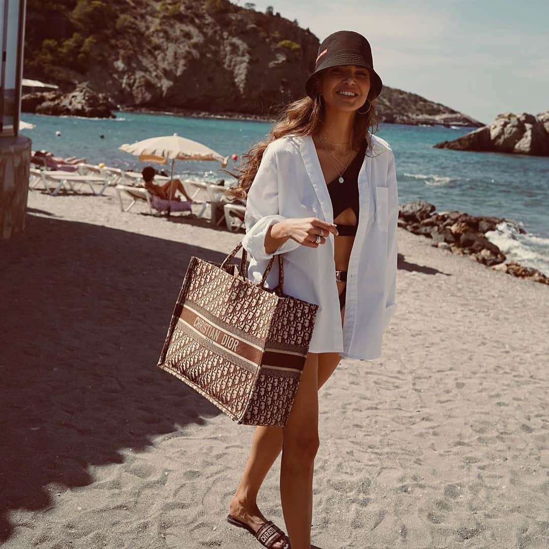 Blonde Saladさんのインスタグラム写真 - (Blonde SaladInstagram)「WHAT DOES A CELEB WEAR AT THE SEASIDE?🐚Here all the inspo you’ll need to make the beach your next runway🌊Who’s your fav? #theblondesalad #beachwear #fashion #trend #apparel #elsahosk #valentinaferragni #veronicaferraro #neginmirsalehi #leoniehanne #brittanyxavier #sincerelyjules」6月26日 19時54分 - theblondesalad