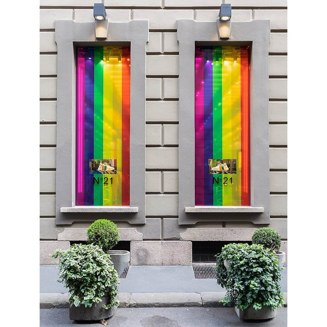 ヌメロ ヴェントゥーノさんのインスタグラム写真 - (ヌメロ ヴェントゥーノInstagram)「MILANO. PRIDE. NOW.  Billy Pride at N21 Flagship Store in Via Santo Spirito 14.  #N21 #numeroventuno #alessandrodellacqua #N21BillyPride #PrideMonth #N21Milano」6月26日 19時45分 - numeroventuno