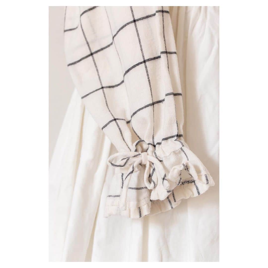 キャベジズ&ローゼズのインスタグラム：「Frilly little things 🖤 The Sapphire Blouse in the softest brushed cotton checks has wonderful cuffs that add sweetness to any ensemble. Make every day extra special with Sapphire #japanesecotton #checks #madeinlondon #frills #ruffles #slowfashionstyle #slowfashion #summerfashion2019 #cabbagesandroses #cabbagesandrosesfashion @christina_strutt @cabbagesandroses_shop 👆Link In Bio👆」