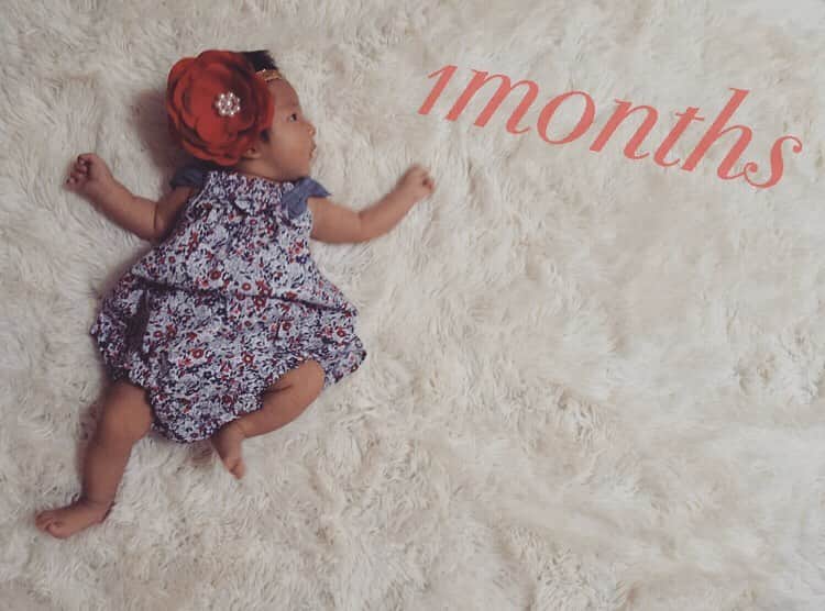 加藤美佳さんのインスタグラム写真 - (加藤美佳Instagram)「産まれて1ヶ月♥ あっという間の期間だった👶🏻 あの壮絶な出産がもう1ヶ月も前だとは。。 １日１日を大事にして行かなきゃ。。本当にあっという間なんだよね😂！！ 娘の成長がこれからも楽しみです♪ 1ヶ月で約1キロくらい増えて 少しふっくらした気がする！って周りに言われる🤔❤ これからも沢山成長してください♡ 明日は1ヶ月検診♪  お外デビュー🌼🌼 . . #1months #女の子ベビー #1ヶ月 ##1ヶ月ベビー #女の子ママ #新生児卒業 #完全パパ似 #これからすくすく育ってね」6月26日 19時48分 - katomika1212