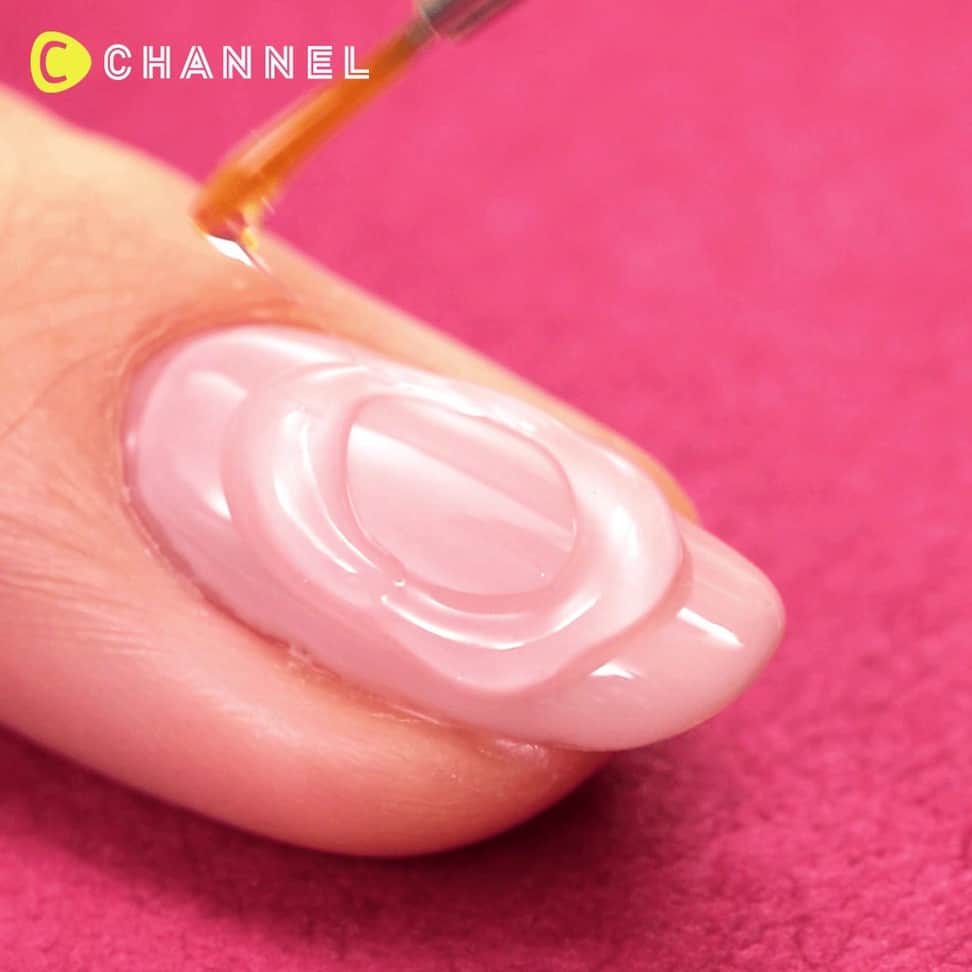 のインスタグラム：「✨思わず触りたくなる！？クリアリングネイル✨ . 💗Check👉 @cchannel_girls 🎶 💗Follow me👉 @cchannel_beauty 🎵 . 💄C CHANNELのアプリもよろしくお願いします😊 . 透明でぷくぷくとしていて思わず触りたくなってしまうような 不思議なネイルをご紹介します。 流行りのメタリックパウダーもプラスして、涼し気な夏ネイルを先どり！ . 【手順】 1：シアーなピンクベージュを塗る 2：クリアジェルで、枠を書く 3：好きな高さになるまで書き足していく。高さは均等でなくてもOK 4：クリアジェルを真ん中に塗り、段差をなだらかにする 5：ノンワイプジェルを塗る 6：ランダムにミラーパウダーをつける 7：トップジェルを、凹凸がなくならない程度に薄めに塗る . produced by esNAIL @esnail_japan http://es-nail.jp/ . . #ネイル動画#ジェルネイル#ネイルデザイン#ネイルアート#クリアネイル#夏ネイルデザイン#夏ネイル#夏ネイル2019#透明感ネイル#リングネイル#涼しげネイル#透け感ネイル#オールシーズンネイル#今月のネイル#ネイルチェンジ#シースルーネイル#綺麗めネイル#ナチュラルネイル#おしゃれは指先から#美爪#ナチュラルコーデ#ぷっくりネイル#オトナネイル#大人ネイル#オフィスネイル#ワンポイントネイル#ネイルやり方#上品ネイル#手元くら部」