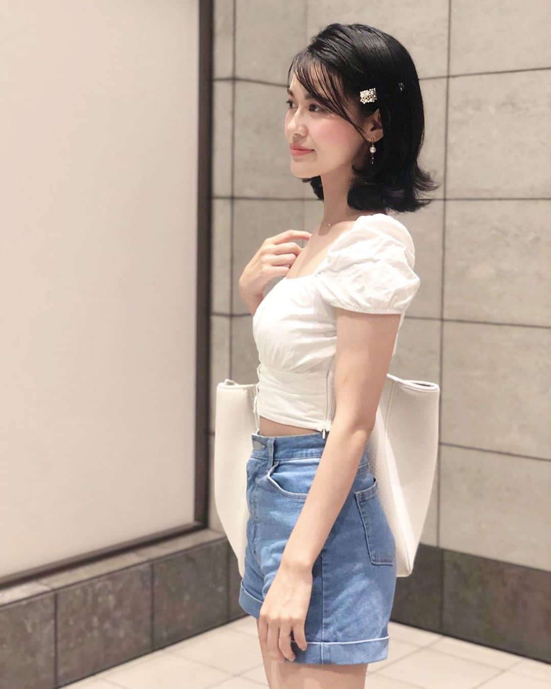 のインスタグラム：「明後日はbeluluの広告撮影📸 いつもとても楽しみなお仕事❤️ ＊ モデルのお仕事をお受けする時は 数日前から食生活を変えたり ボディラインやお肌のメンテナンスに取り掛かります。 ＊ 最近新しく取り入れた事が骨盤矯正！ 前から、かなり骨盤が歪んでるのは知ってて ずっと放置してたけど 思い切って骨盤矯正サロンに行ってきました！ こちら☞ @mamour2015 ＊ 骨盤が歪むと、代謝が悪くなって 太りやすい身体になったり 体調不良の原因にもなるみたいなので この機会にガツっと正しい位置に治してもらいました😊 一度矯正すると 2-3年は正しい位置のままキープされるみたい✌🏻 (健康意識高い人は1年に1回行く人もいるみたいだけど。) ＊ そのくらいの頻度で良いなら気がラクだし 正しい骨盤の位置で生活してると思うと安心❤️ 次は同じサロンで提供してる 小顔矯正にも行こうと思います😆✨ サロンオリジナルのサプリも頂いちゃった✌🏻✨ ＊ #骨盤矯正 #骨盤 #マムール #mamour #骨盤矯正サロン #小顔矯正サロン #銀座 #サロン」
