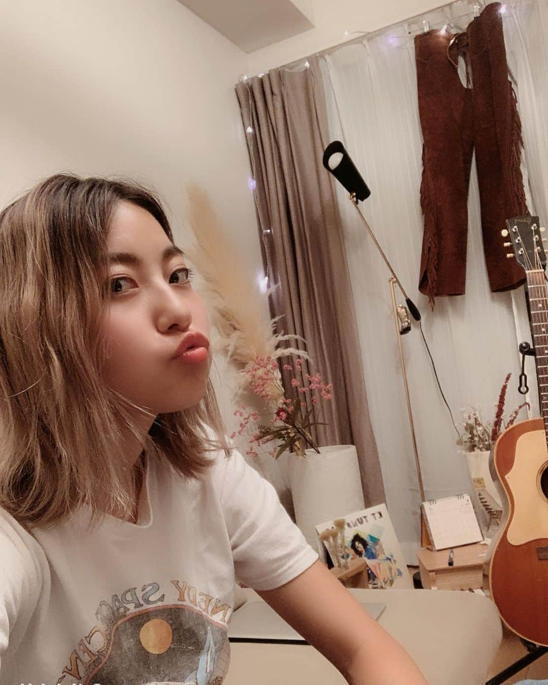 Rihwaさんのインスタグラム写真 - (RihwaInstagram)「お部屋の好きな角っこ❤️✨ Cow girlなボトムはNashvilleの大好きなお店 @starstruckvintage で買ったの！🌟🤠 いつかライブで、ウェスタンブーツに合わせて履きたいなぁ！🧡☀️🎸 #Rihwa #room #myroom」6月26日 19時51分 - rihwa_official