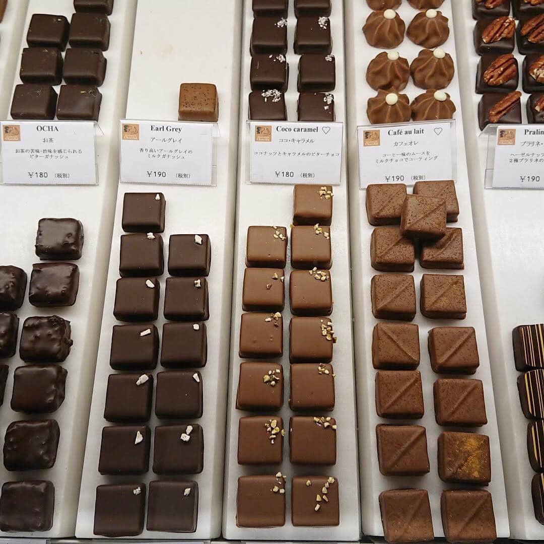 Decadence du Chocolatさんのインスタグラム写真 - (Decadence du ChocolatInstagram)「滑らかな口溶けで大人気の #ボンボン  銀座店では一粒からでもご購入頂けます。 全部で24種類あって 4粒入り、9粒入り、12粒入り、24粒入りの #アソート ４種類は ネットからでもご購入頂けます！  #デカダンス #デカダンスドュショコラ  #茗荷谷ファクトリー #茗荷谷 #チョコレート #ショコラティエ #ショコラ」6月26日 19時54分 - decadence_du_chocolat